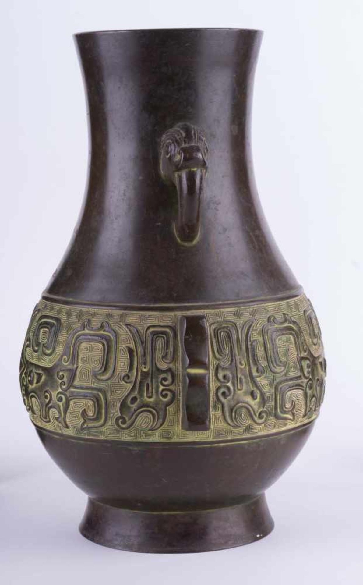 Vase China 19./20. Jhd. Bronze, umlaufend mit archaischem Dekor verziert, H: 30 cm Vase China19th/ - Bild 2 aus 3