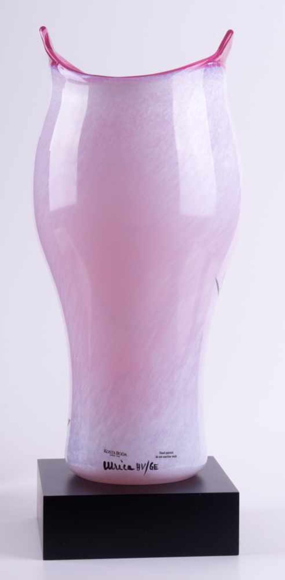Kosta Boda OPEN MINDS Vase Ulrica Hydman-Vallien rosa, farbig staffiert, signiert, H: 36 cm, Kosta - Image 3 of 5