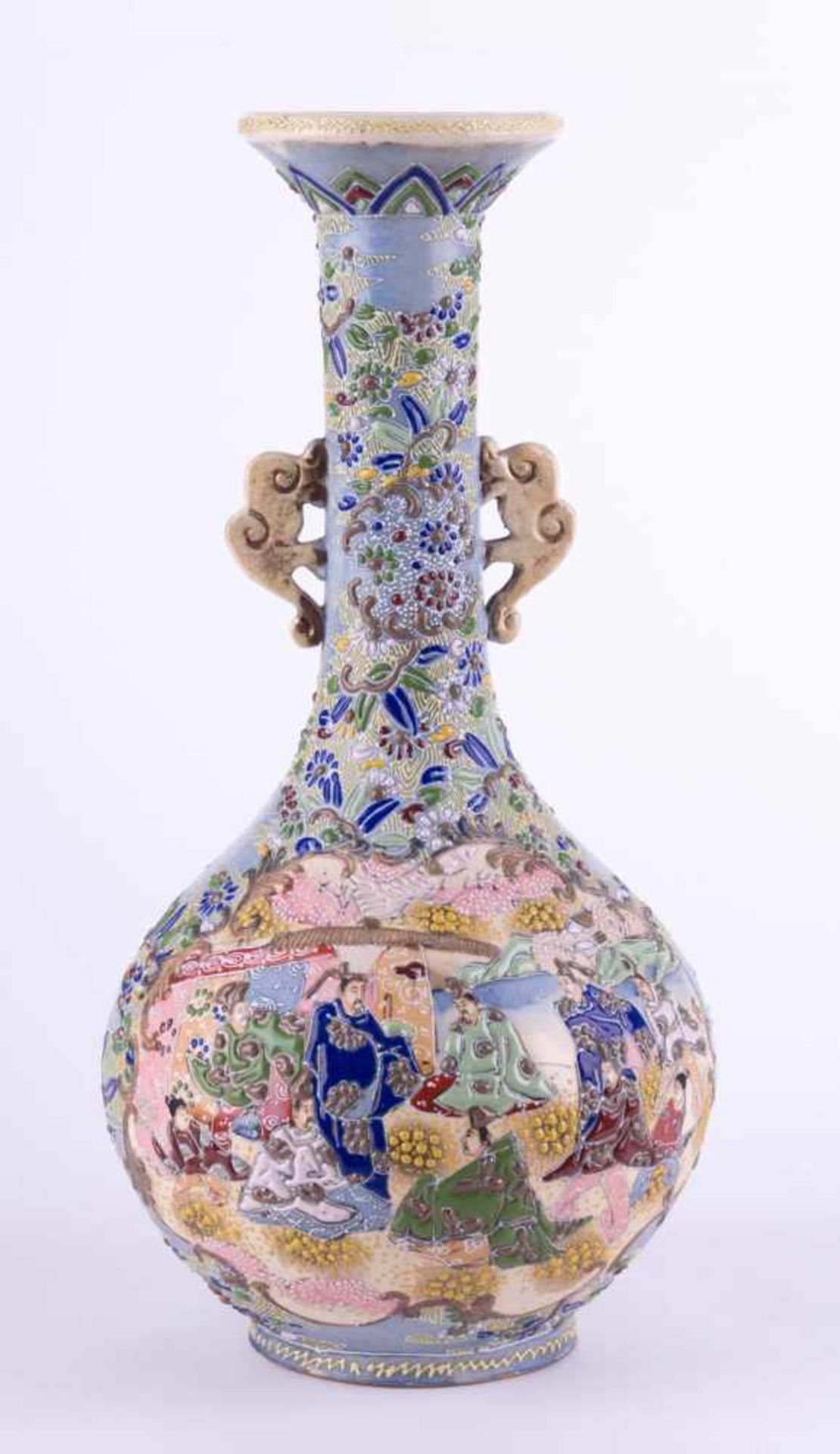 Vase Japan umlaufend mit reliefiertem Dekor, unterm Stand gemarkt, mit seitlichen Handhaben, H: 38
