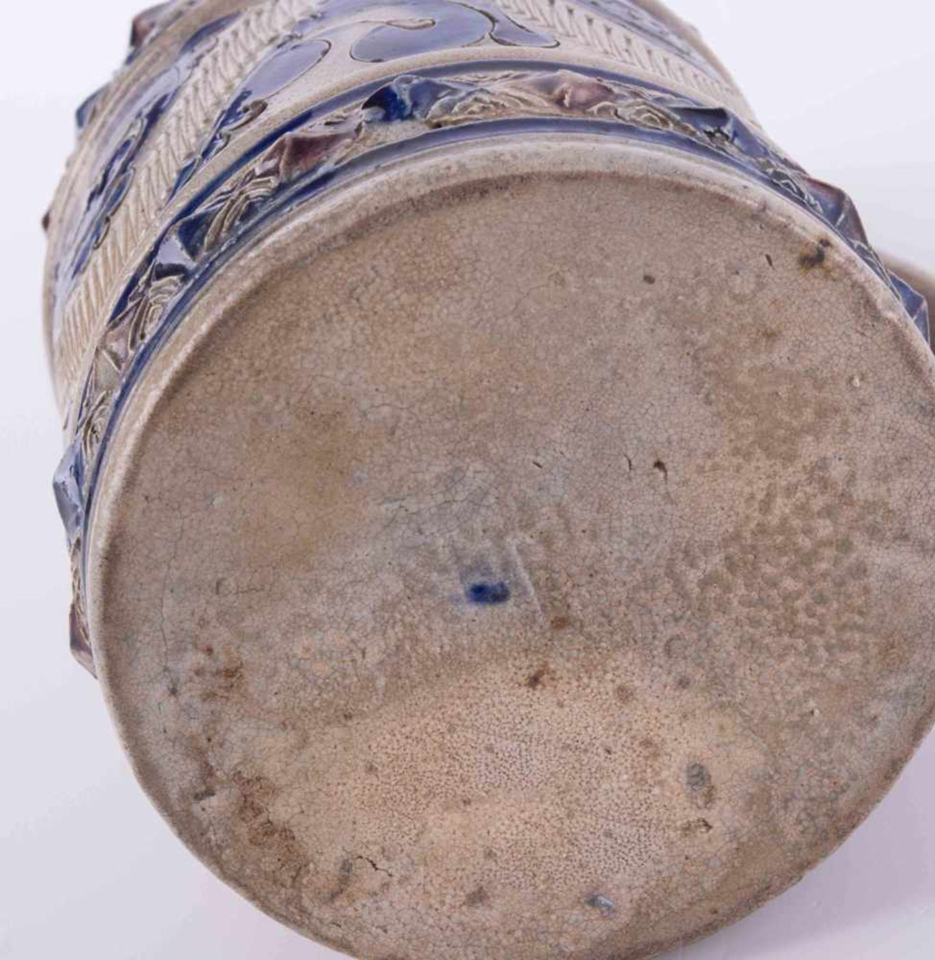 Westerwälder Krug 17. Jhd. Graues salzglasiertes Steinzeug, blau dekoriert, scharnierter Zinndeckel, - Bild 5 aus 5