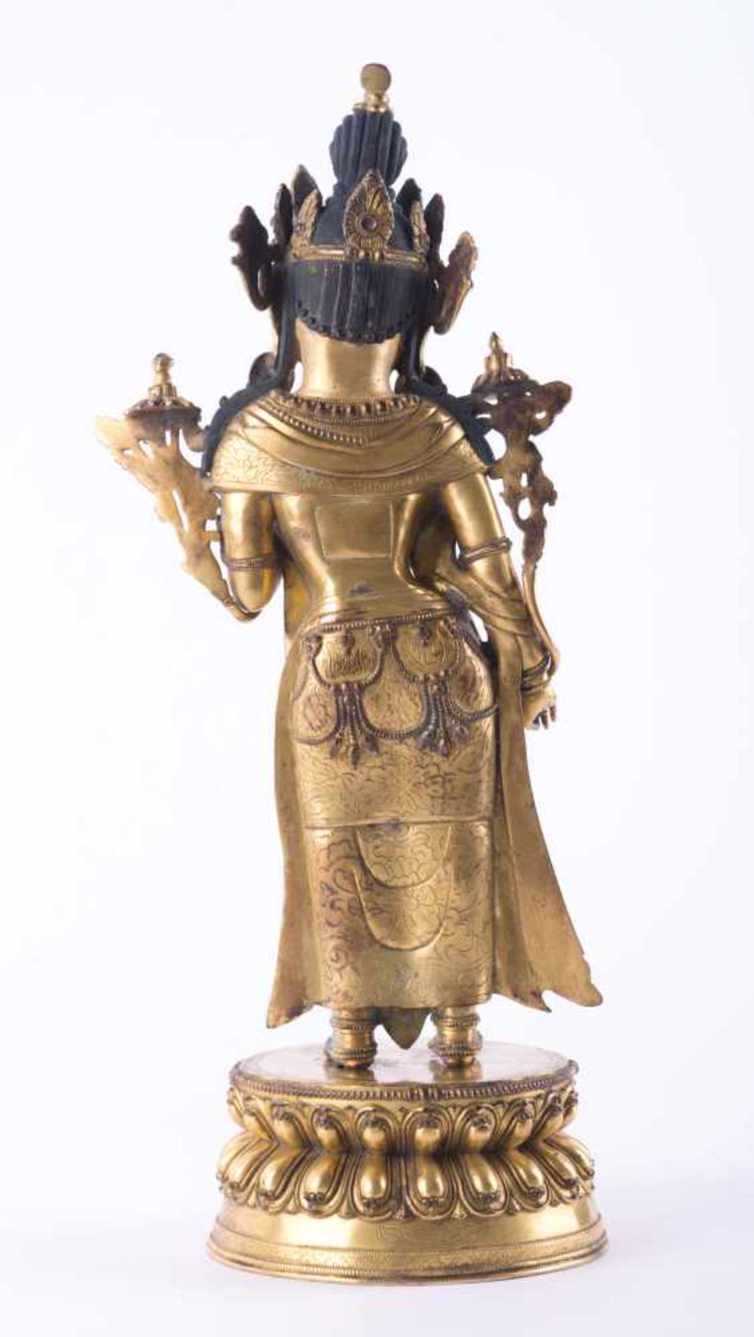 Bronze der Stehenden Tara 19. Jhd. Bronze, feuervergoldet und teils farbig staffiert, unterm Stand - Bild 3 aus 6