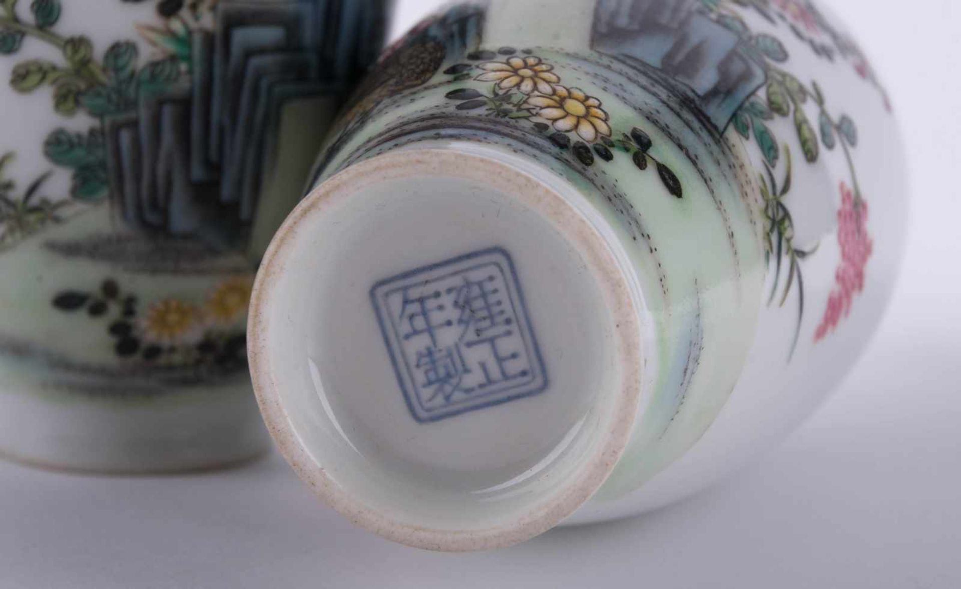 Paar Vasen China Republikzeit farbig staffiert und mit Schriftzeichen, unterm Stand blaue - Bild 6 aus 6