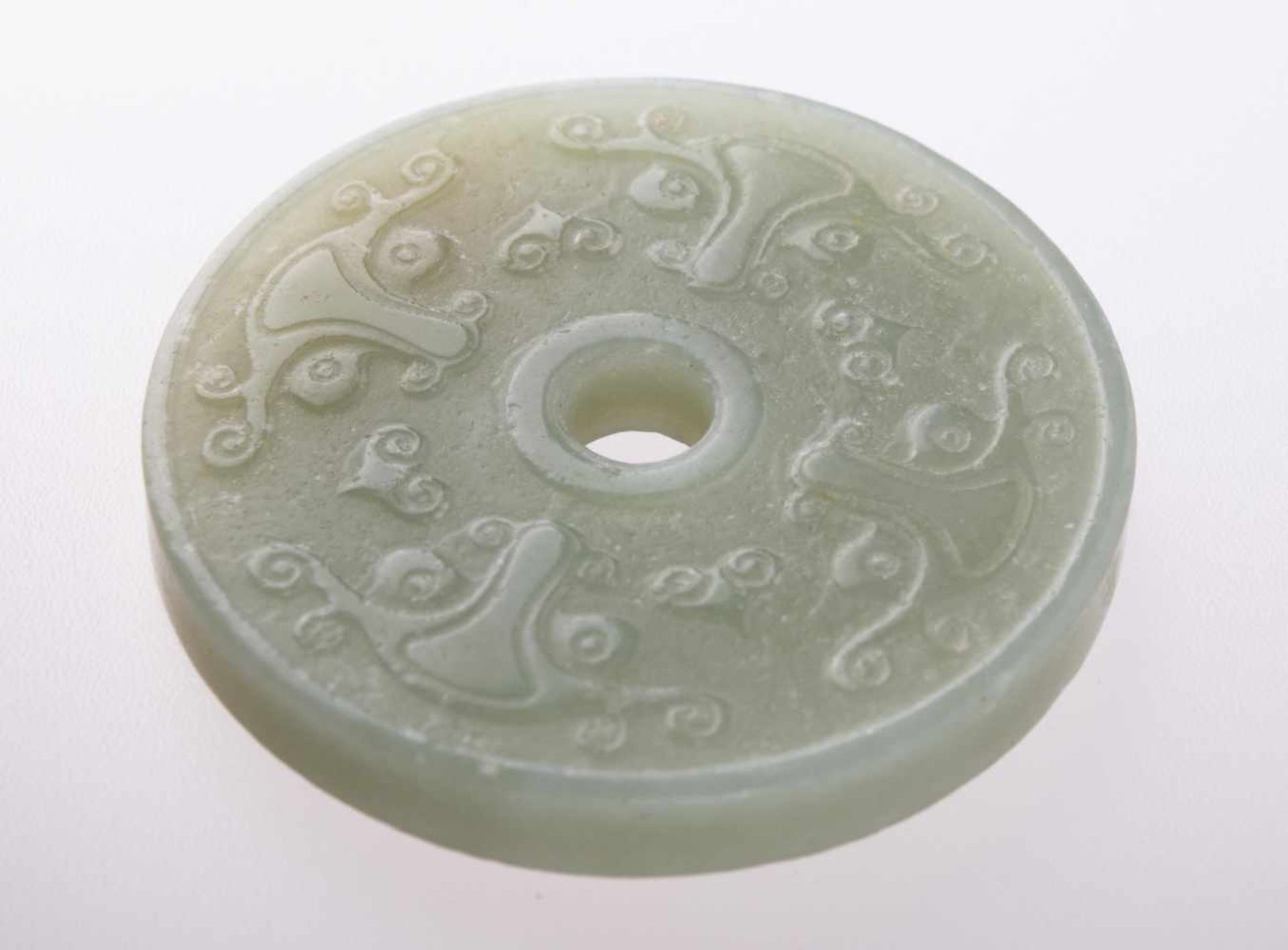 Bi Scheibe China 18./19. Jhd. Jade, Ø ca. 52 mm, H: ca. 7 mm, Provenienz: Alte Chinesische Sammlung. - Bild 2 aus 3