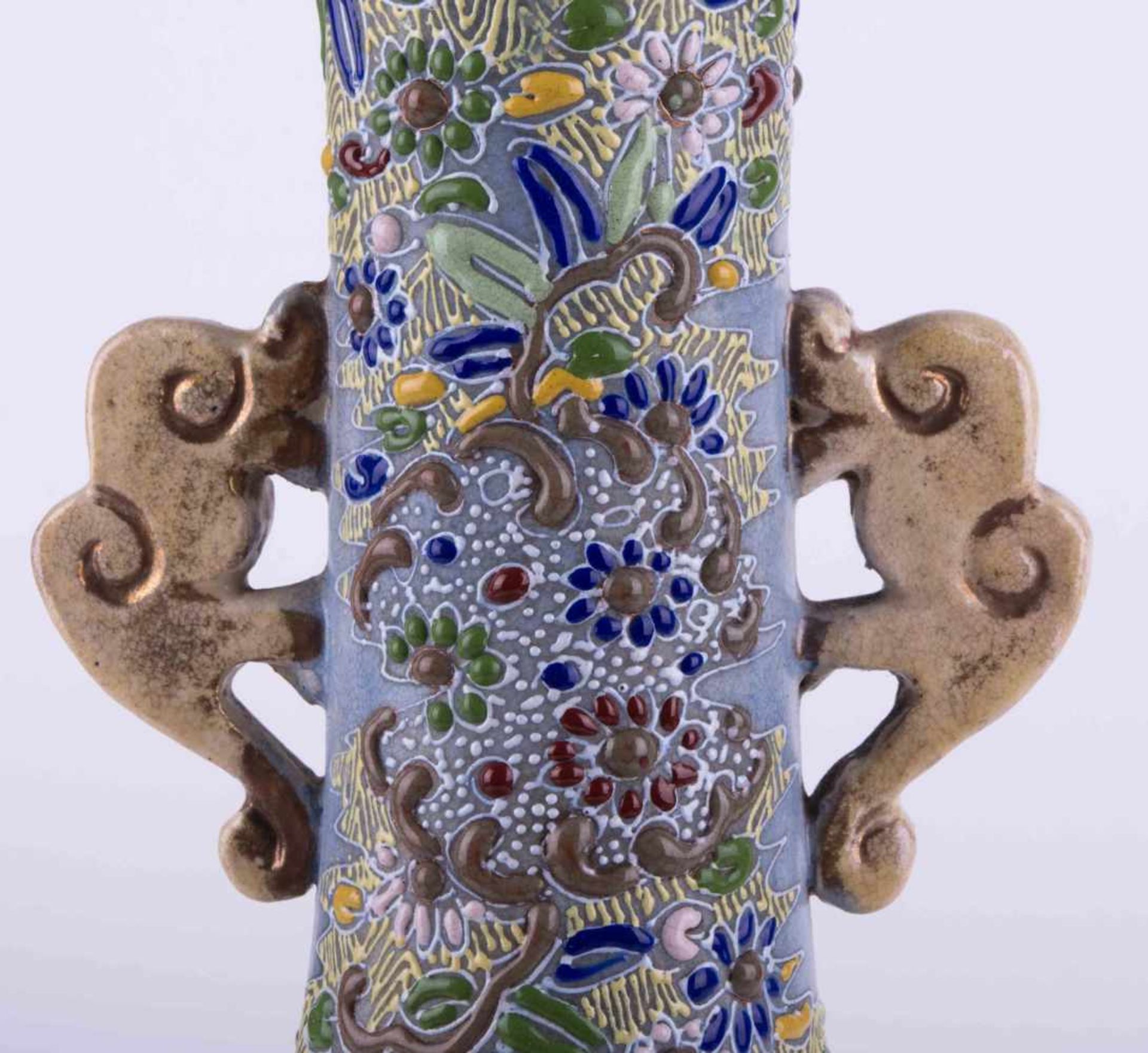 Vase Japan umlaufend mit reliefiertem Dekor, unterm Stand gemarkt, mit seitlichen Handhaben, H: 38 - Bild 2 aus 5
