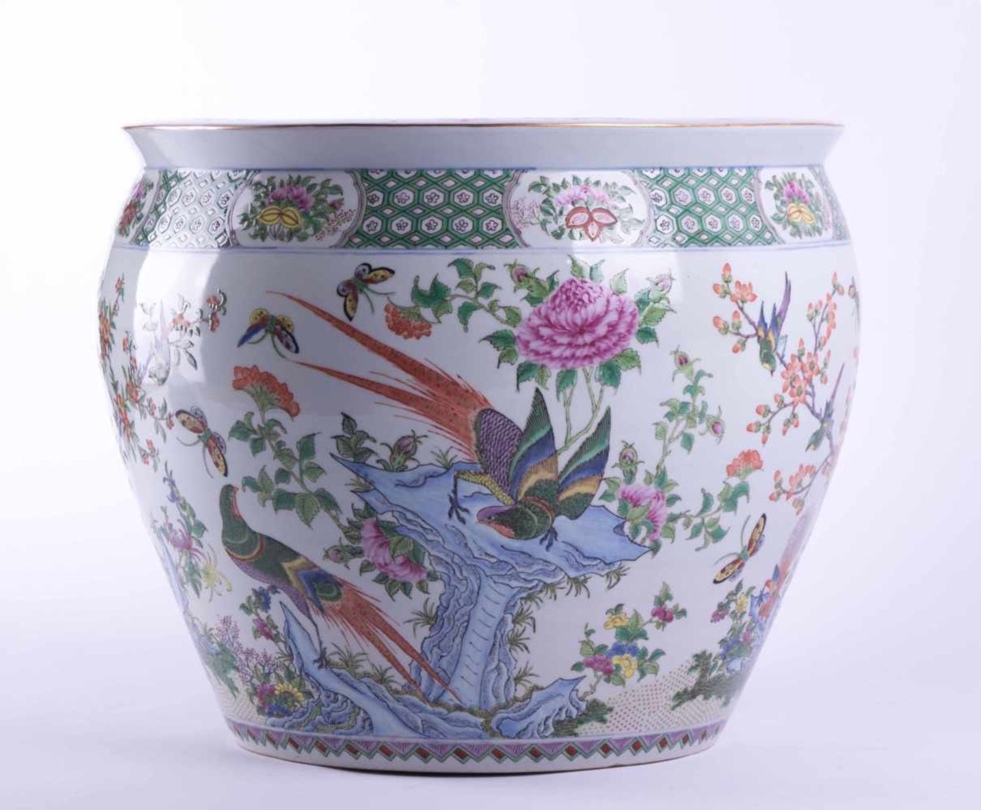 großer Fishbowl China 19. Jhd. bemalt mit floralem, Pfauen- und Schmetterlingsdekor, unterm Stand