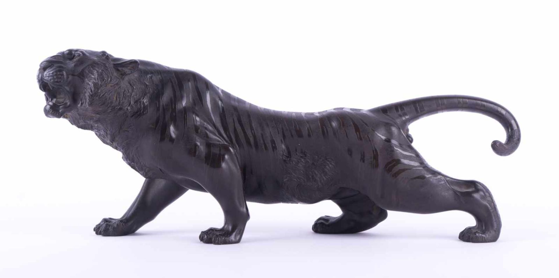 Große Figur Japan 19. Jhd. Bronze, schreitender Tiger, sehr feine, detailgetreue und ausdrucksstarke