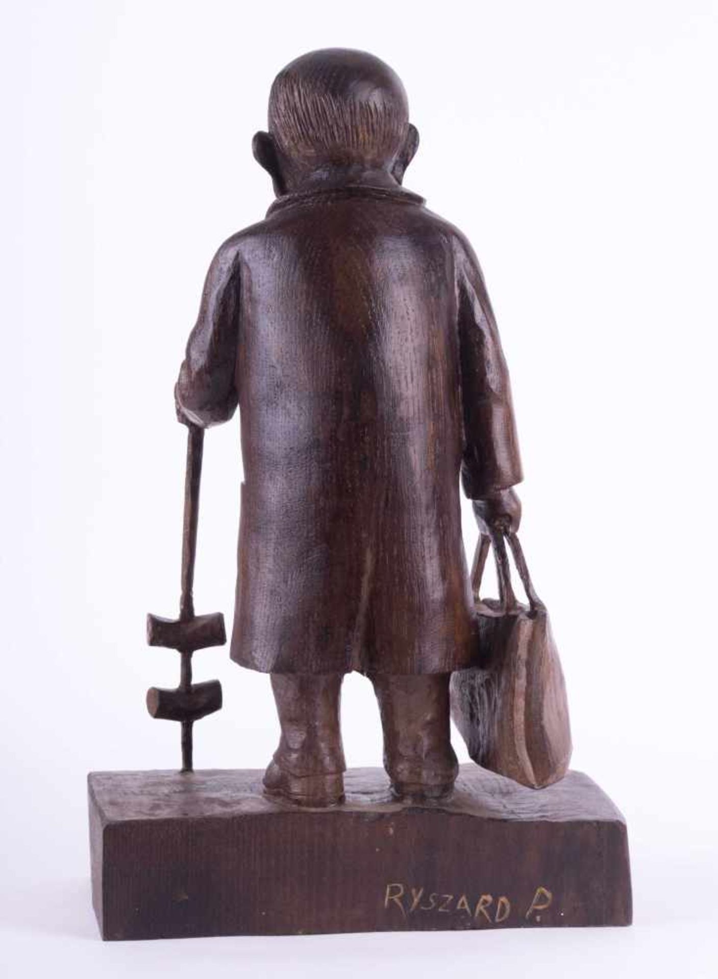 Holzfigur handgeschnitzt, vorn im Sockel bezeichnet "POLNISCH RENTNER", hinten signiert RYSZARD - Image 4 of 6