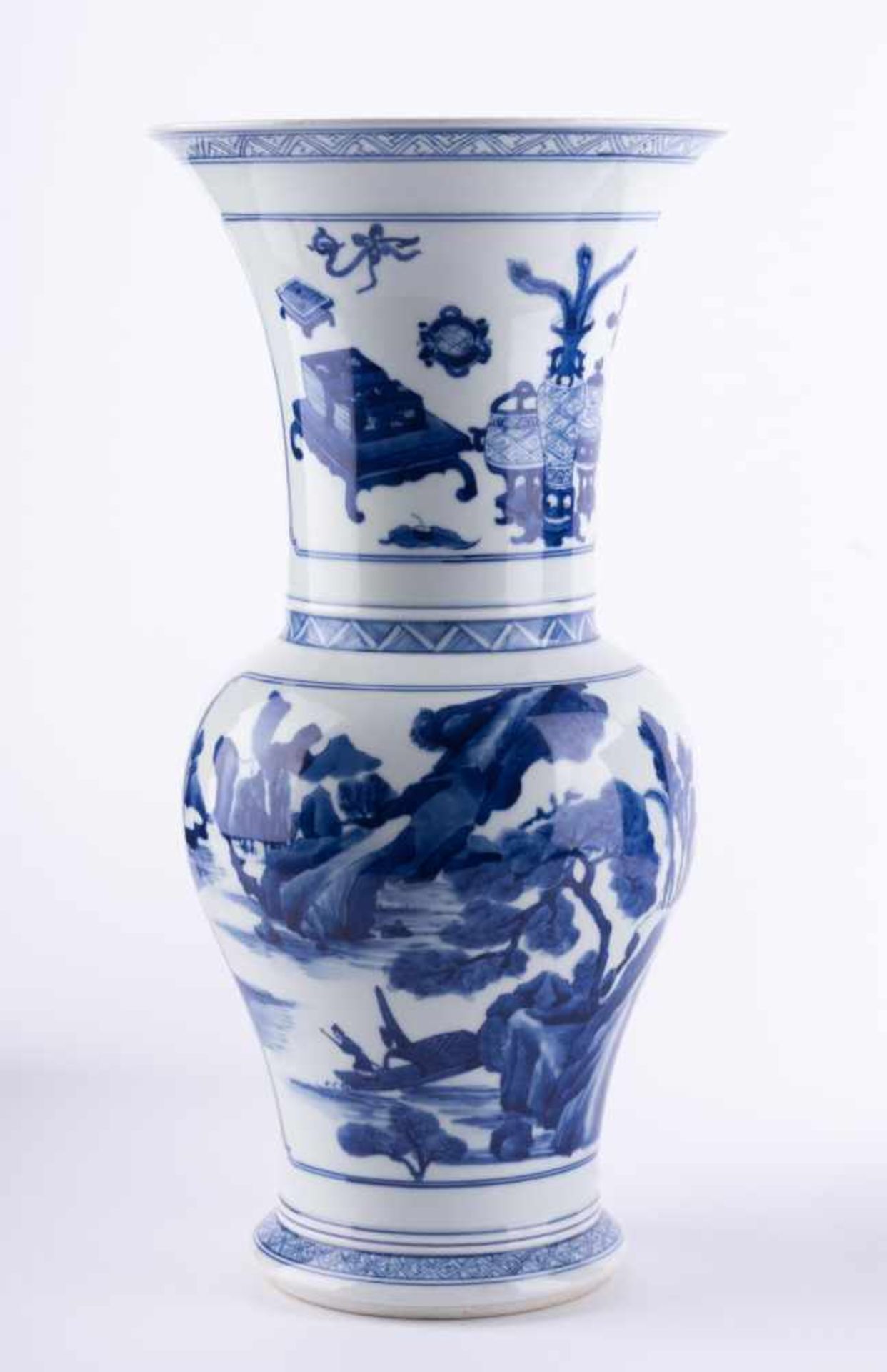 Vase China um 1900 blau weiß Malerei, unterm Stand blaue Doppelringmarke, H: 38 cm Provenienz: