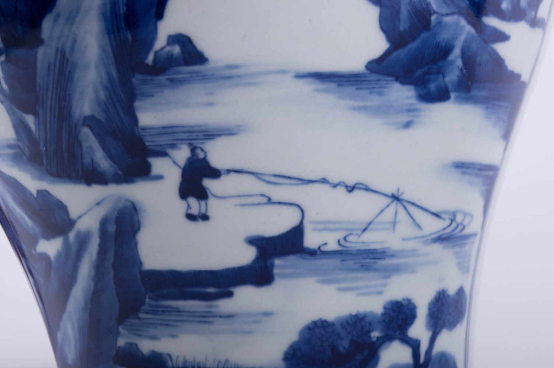 Vase China um 1900 blau weiß Malerei, unterm Stand blaue Doppelringmarke, H: 38 cm Provenienz: - Bild 3 aus 4