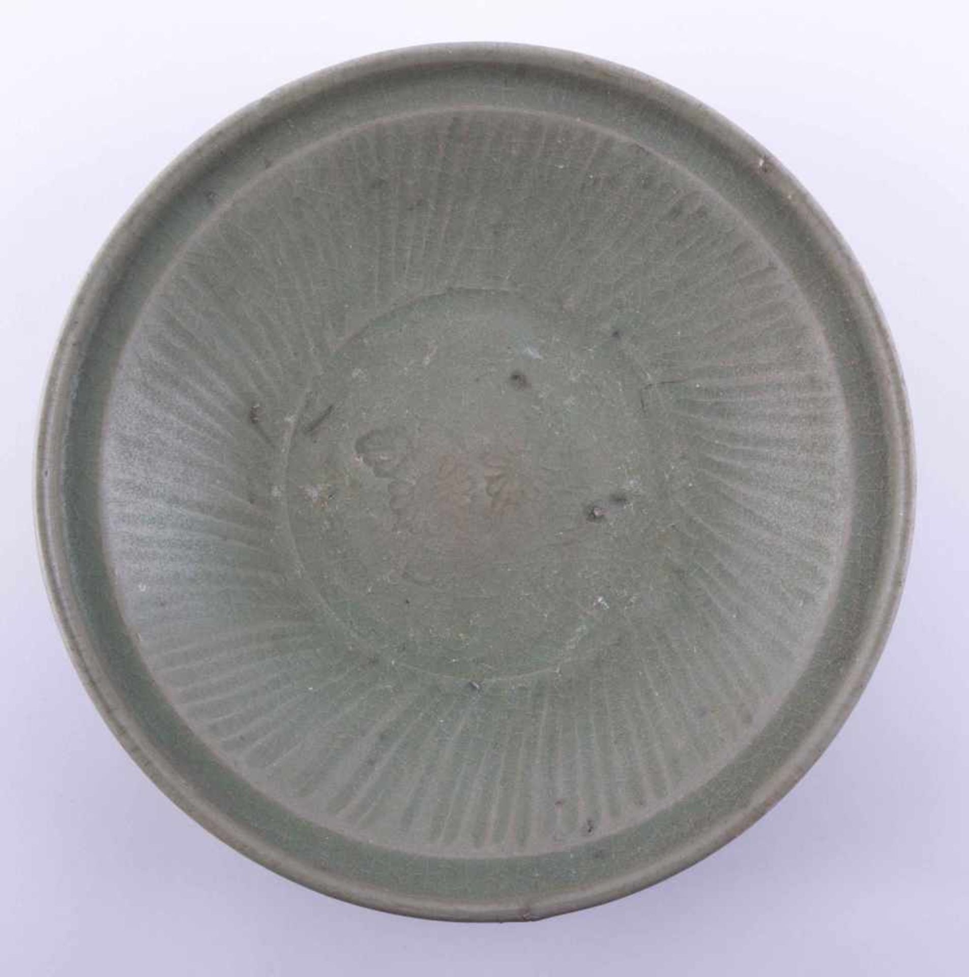 Seladonschale China 15. Jhd. H: 5,4 cm, Ø 26 cm, Provenienz: Deutsche Privatsammlung. Celadon glazed