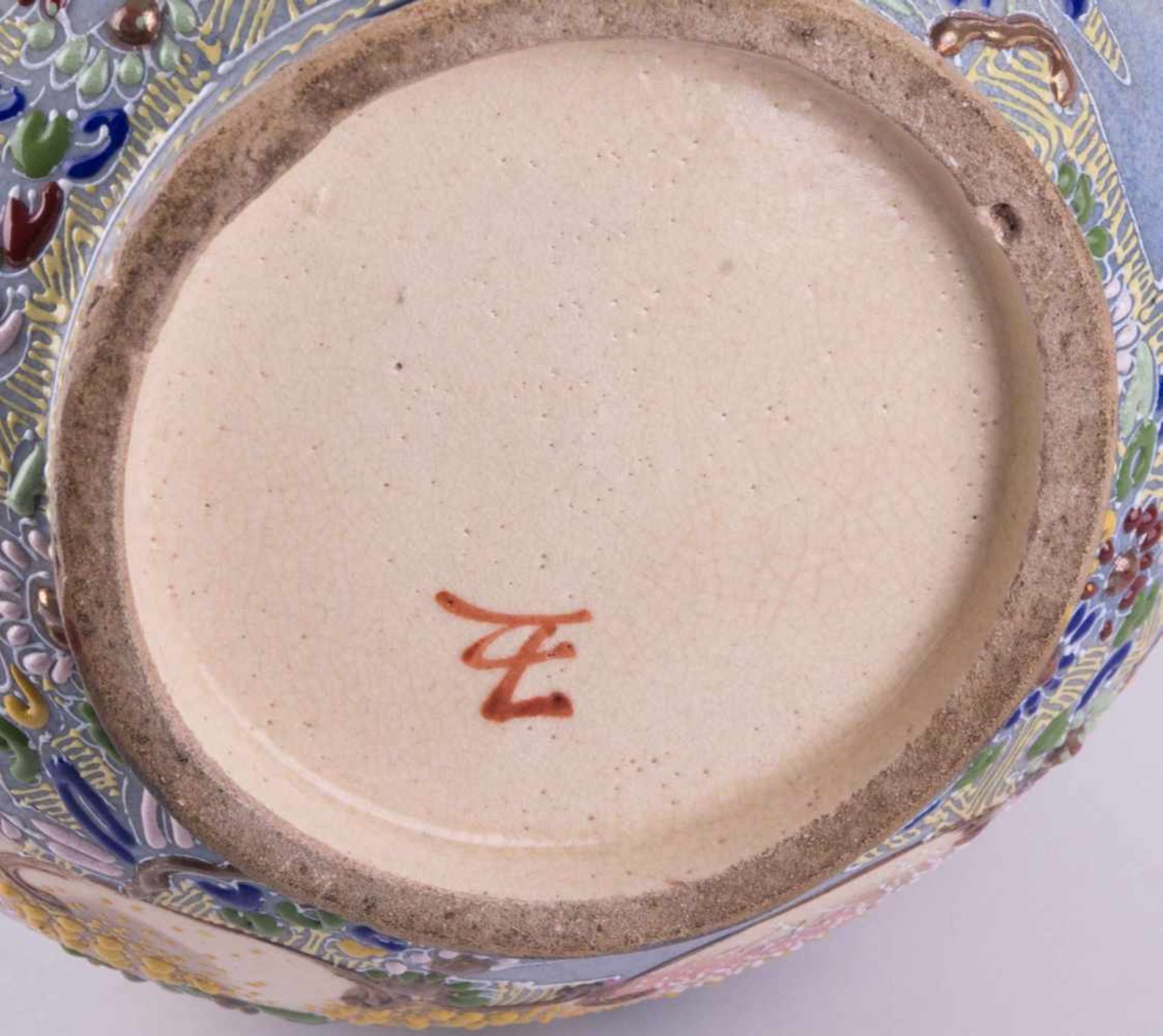 Vase Japan umlaufend mit reliefiertem Dekor, unterm Stand gemarkt, mit seitlichen Handhaben, H: 38 - Bild 5 aus 5