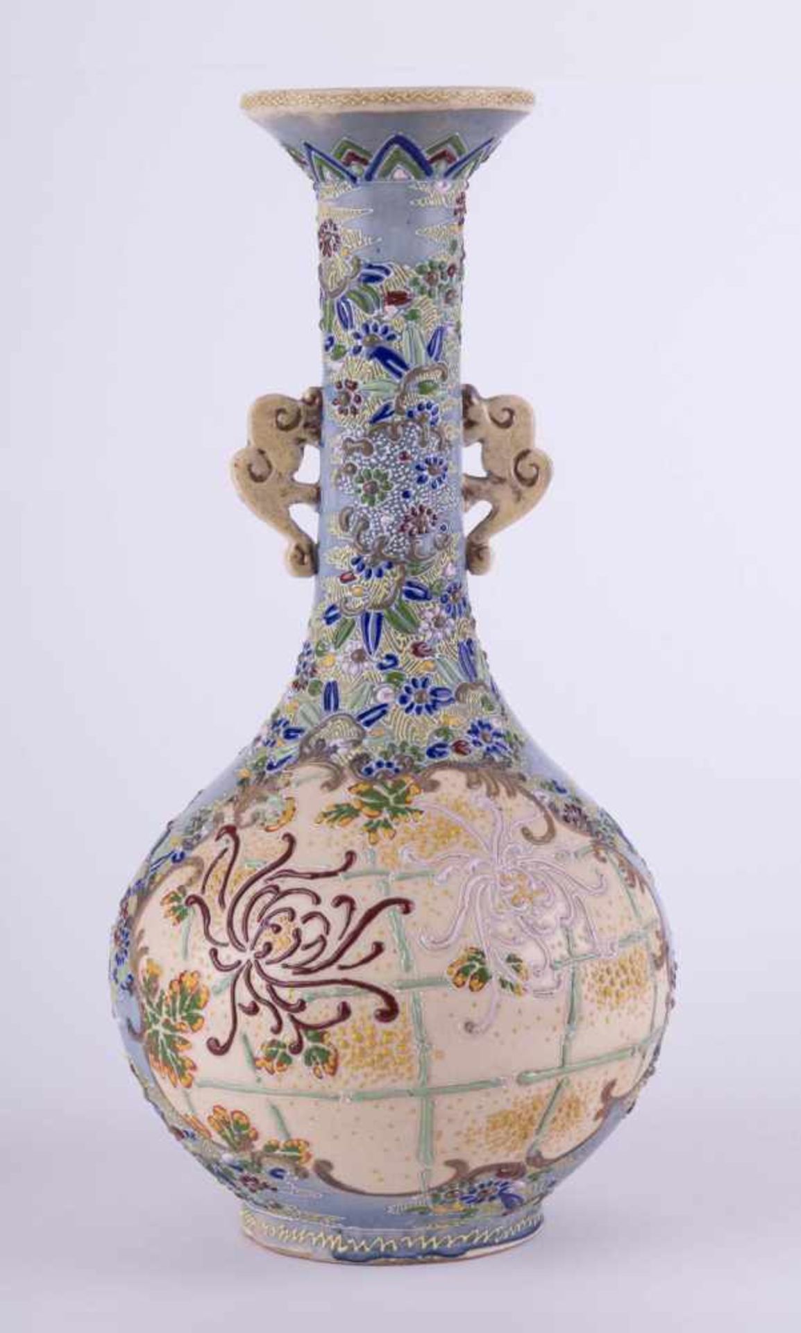 Vase Japan umlaufend mit reliefiertem Dekor, unterm Stand gemarkt, mit seitlichen Handhaben, H: 38 - Bild 4 aus 5