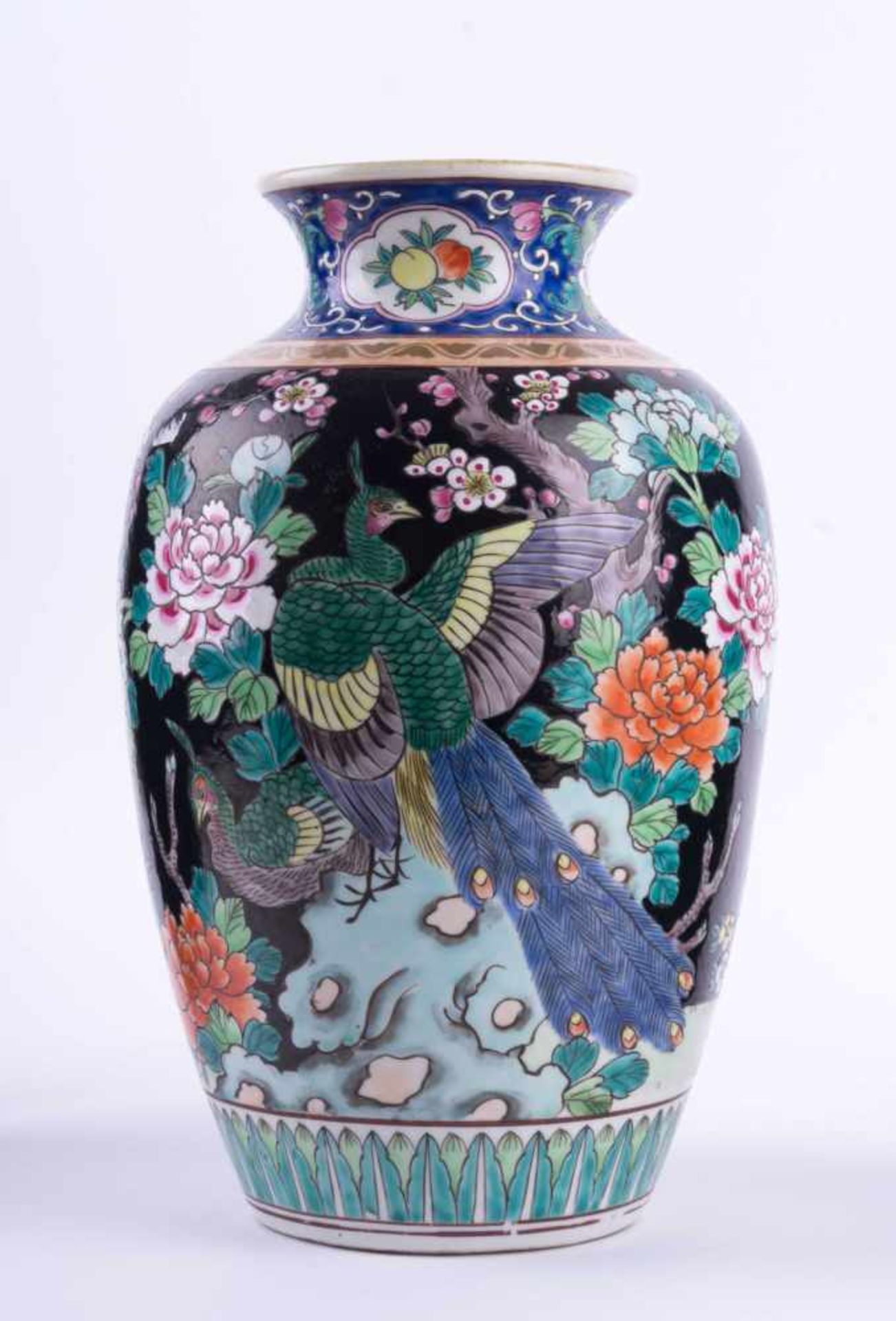 Vase China Famille Verte 19. Jhd. Emaille-Malerei mit Pfauen- und floralem Dekor, unterm Stand