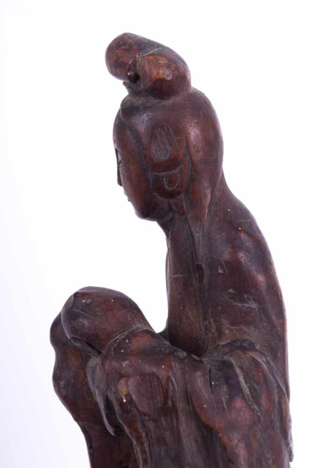 Figur China 17./18. Jhd. Wurzelholz, wohl Buchsbaum, H: 26,5 cm Figure, China 17th/18th century burl - Bild 3 aus 3