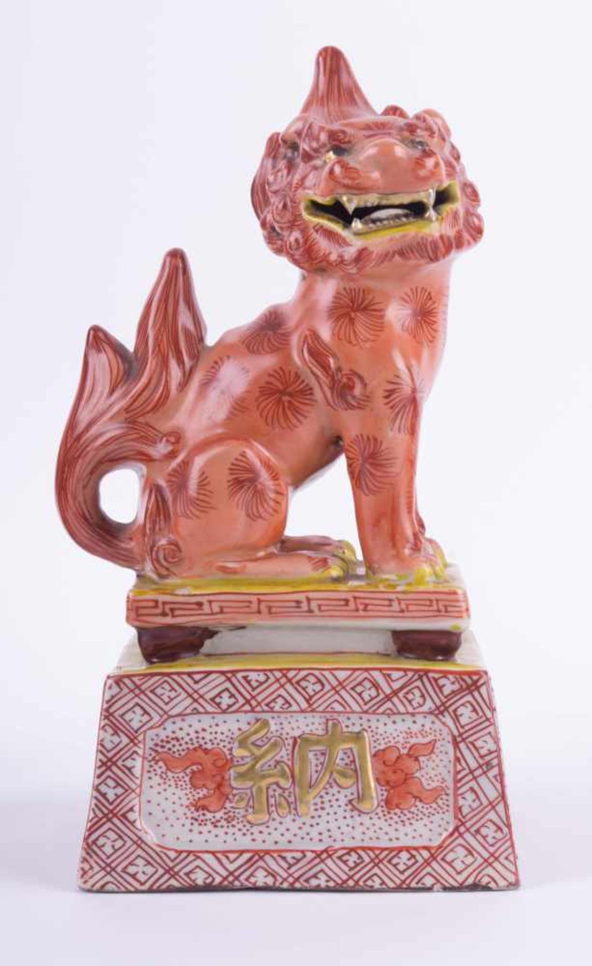 Tempellöwe China 19./20. Jhd. Keramik, farbig und goldstaffiert, H: 23,5 cm Temple lion China 19th/