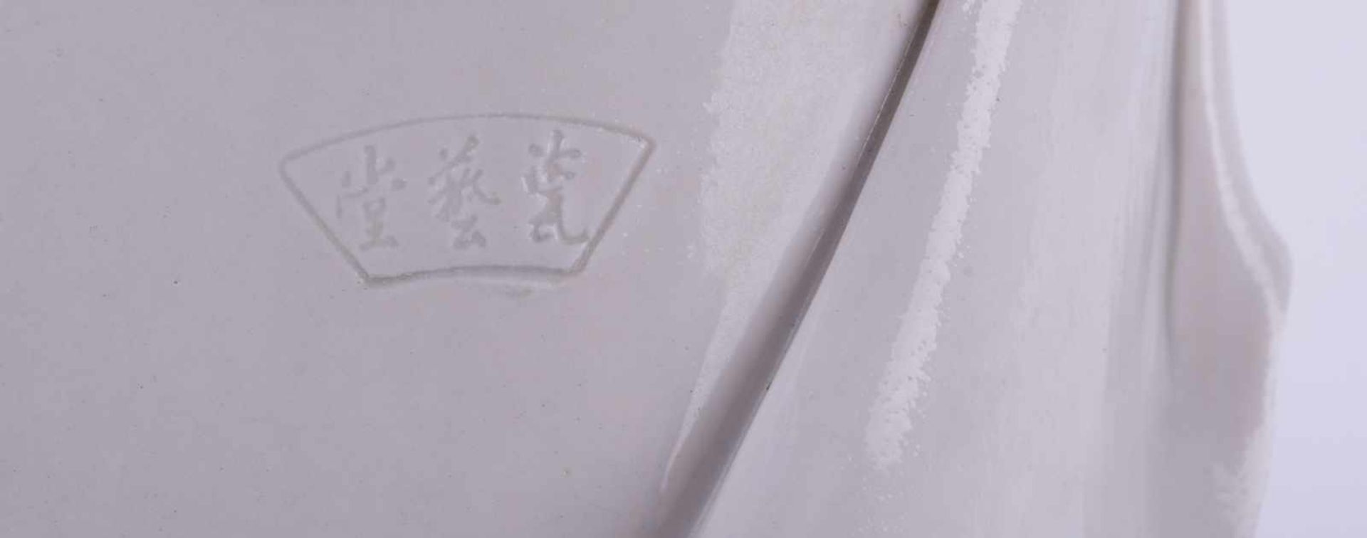 Stehender Milifo Blanc de Chine 19./20. Jhd. rückseitig gemarkt, H: 58,5 cm Standing Milifo Blanc de - Bild 5 aus 5