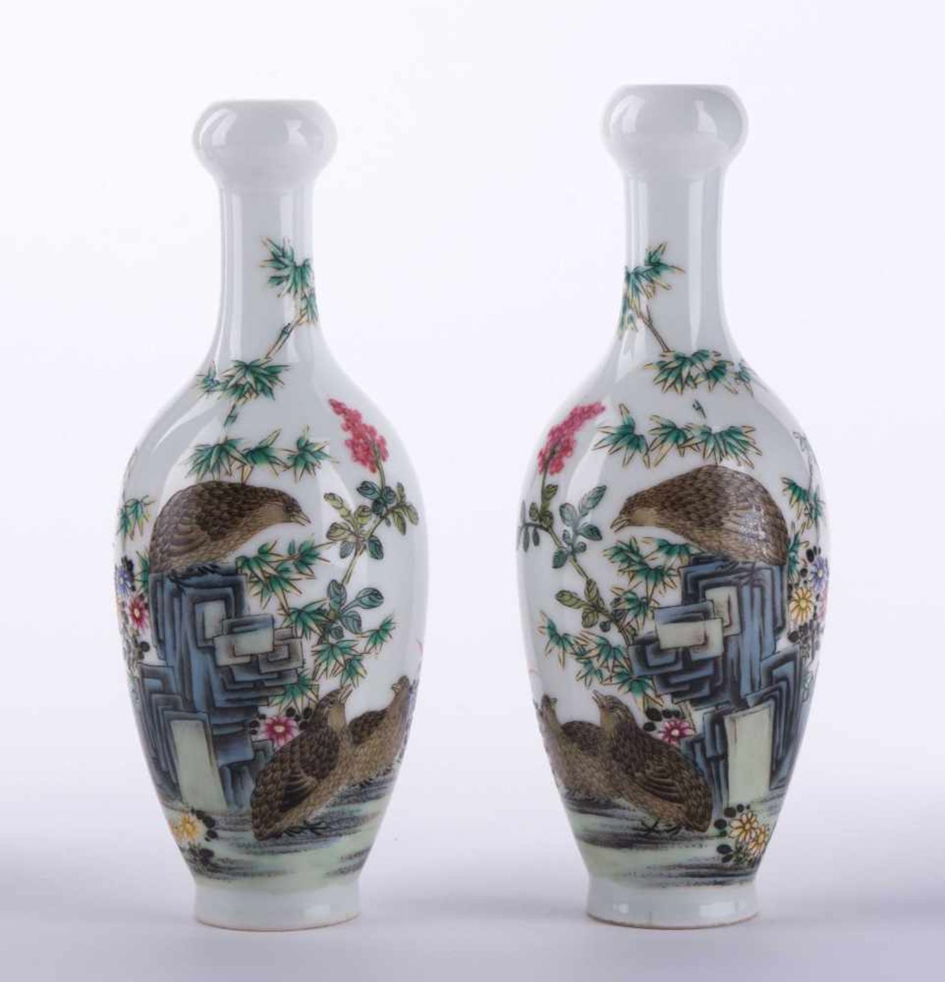 Paar Vasen China Republikzeit farbig staffiert und mit Schriftzeichen, unterm Stand blaue