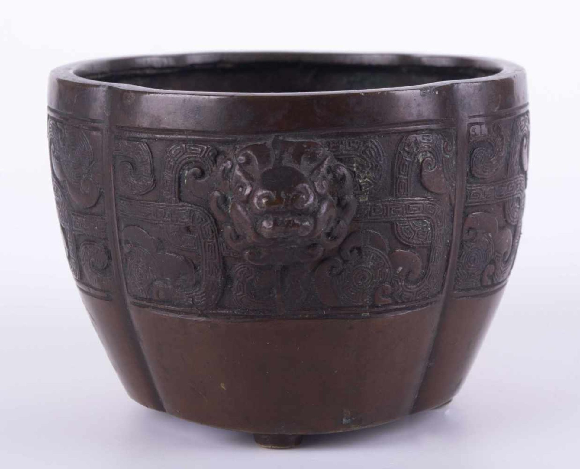 Weihrauchbrenner China 18./19. Jhd. Bronze, mit seitlichen Handhaben in Form von Löwenköpfen, - Bild 2 aus 3