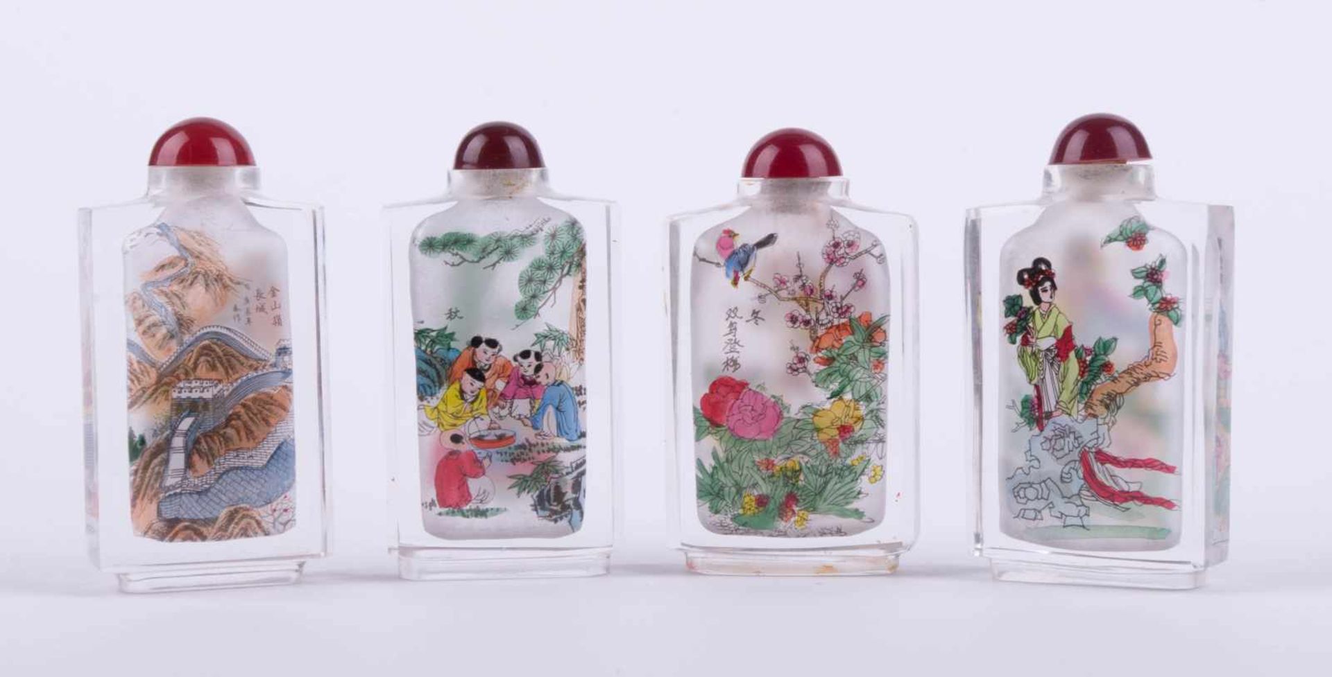 4 Snuffbottles China farbig staffiert, in Original Etui, H: je 75 mm, Four snuffbottles China very