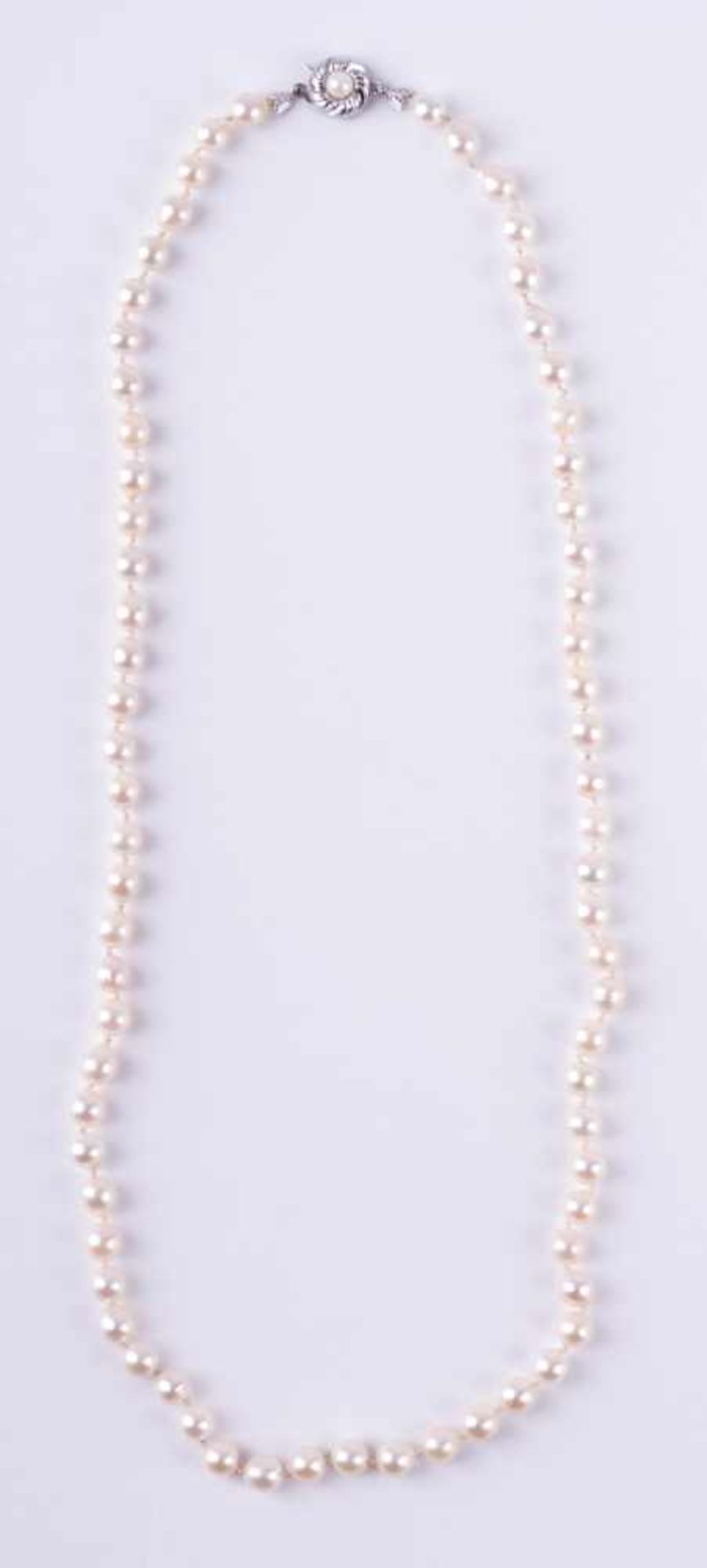 Perlenkette um 1930 Verschluss WG 333/000 mit Perle besetzt, L: 60 cm, Pearl necklace about 1930