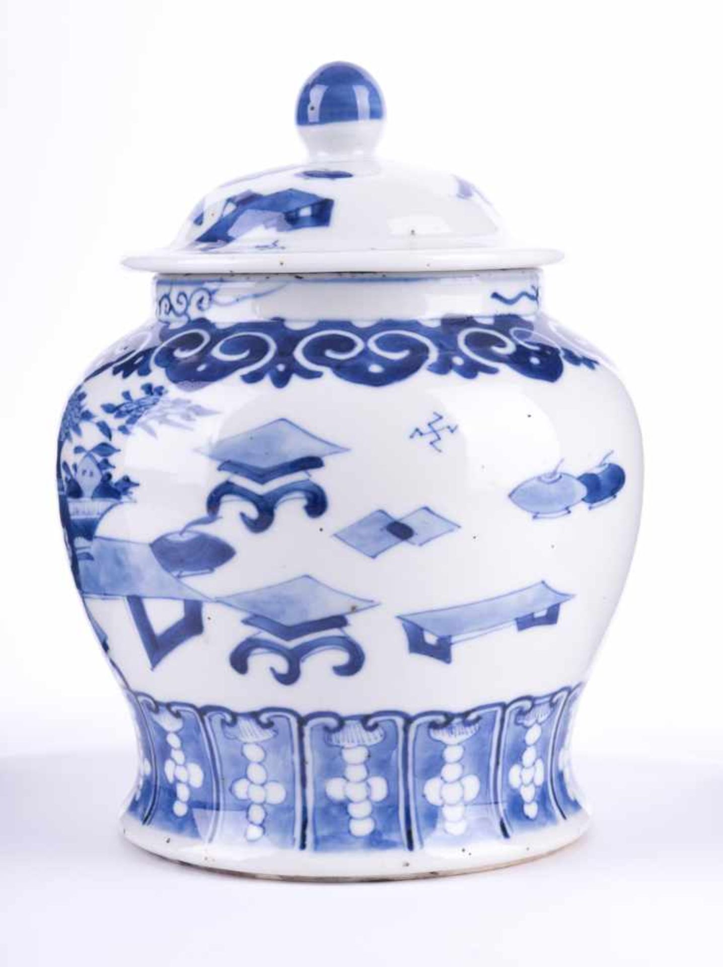 Deckelgefäß China 19. Jhd. mit blau-weiß Malerei, H: ca. 20 cm, Ø 14 cm Lidded vessel, China 19th - Bild 2 aus 3