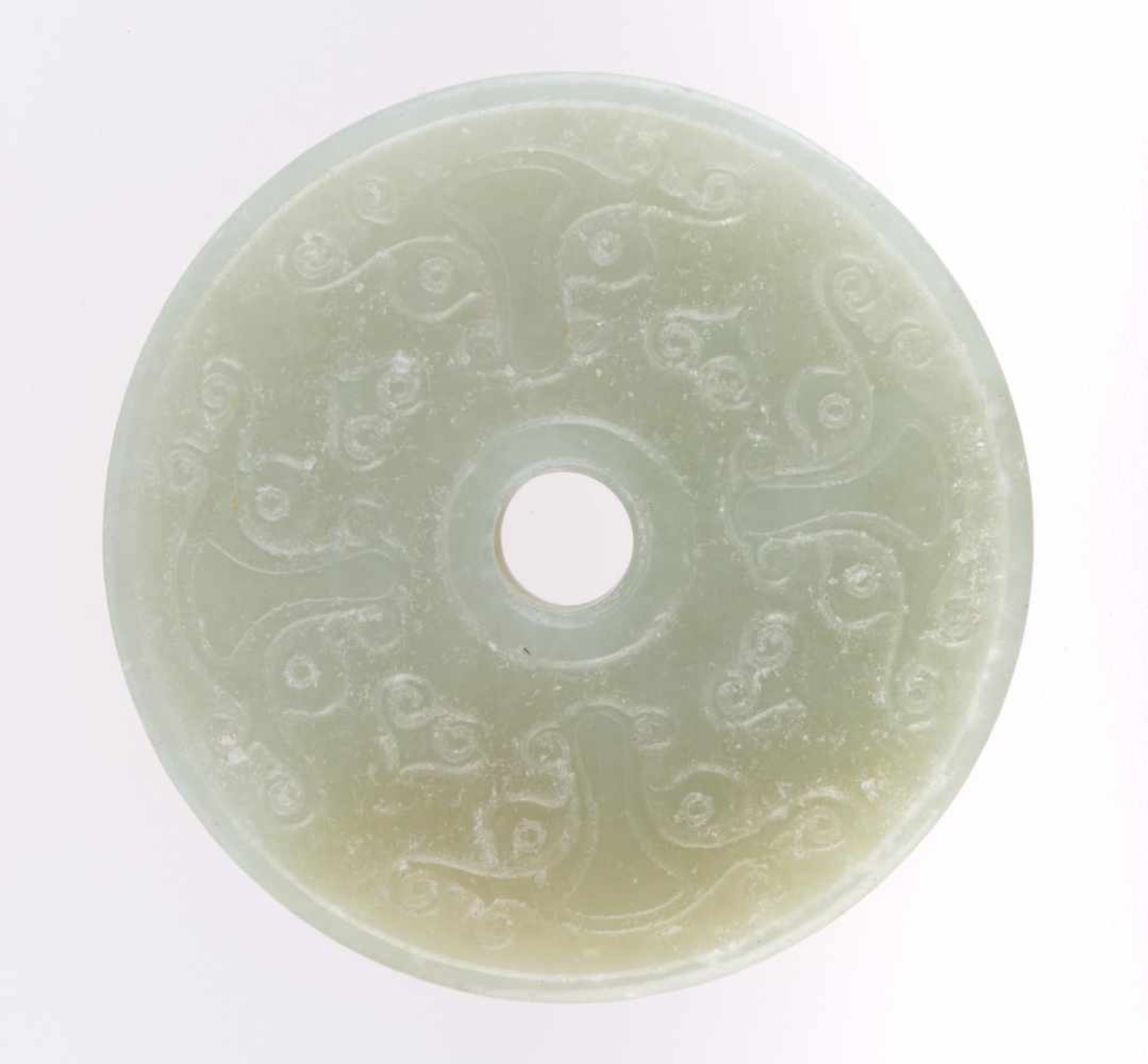 Bi Scheibe China 18./19. Jhd. Jade, Ø ca. 52 mm, H: ca. 7 mm, Provenienz: Alte Chinesische Sammlung.