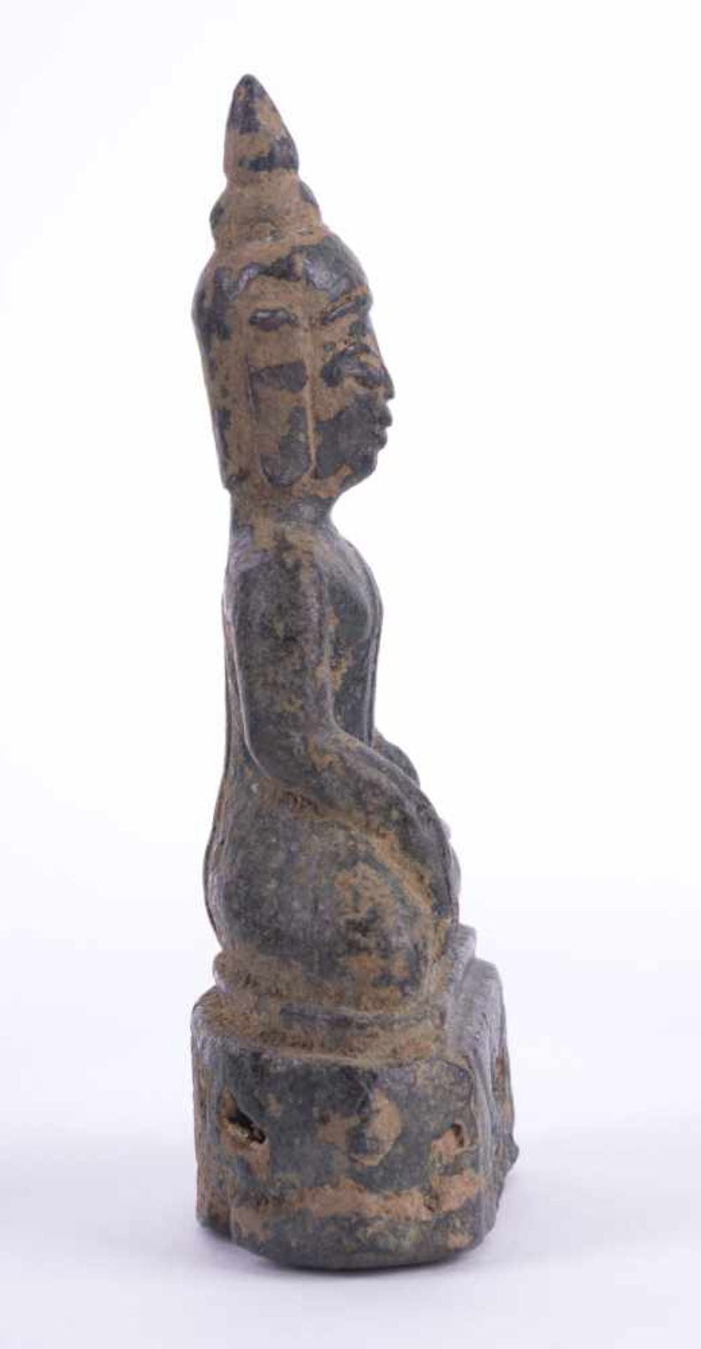 Buddha Laos 15. Jhd. Bronze, H: 10,5 cm Buddha Laos, 15th century bronze, height: 10,5 cm - Bild 2 aus 3