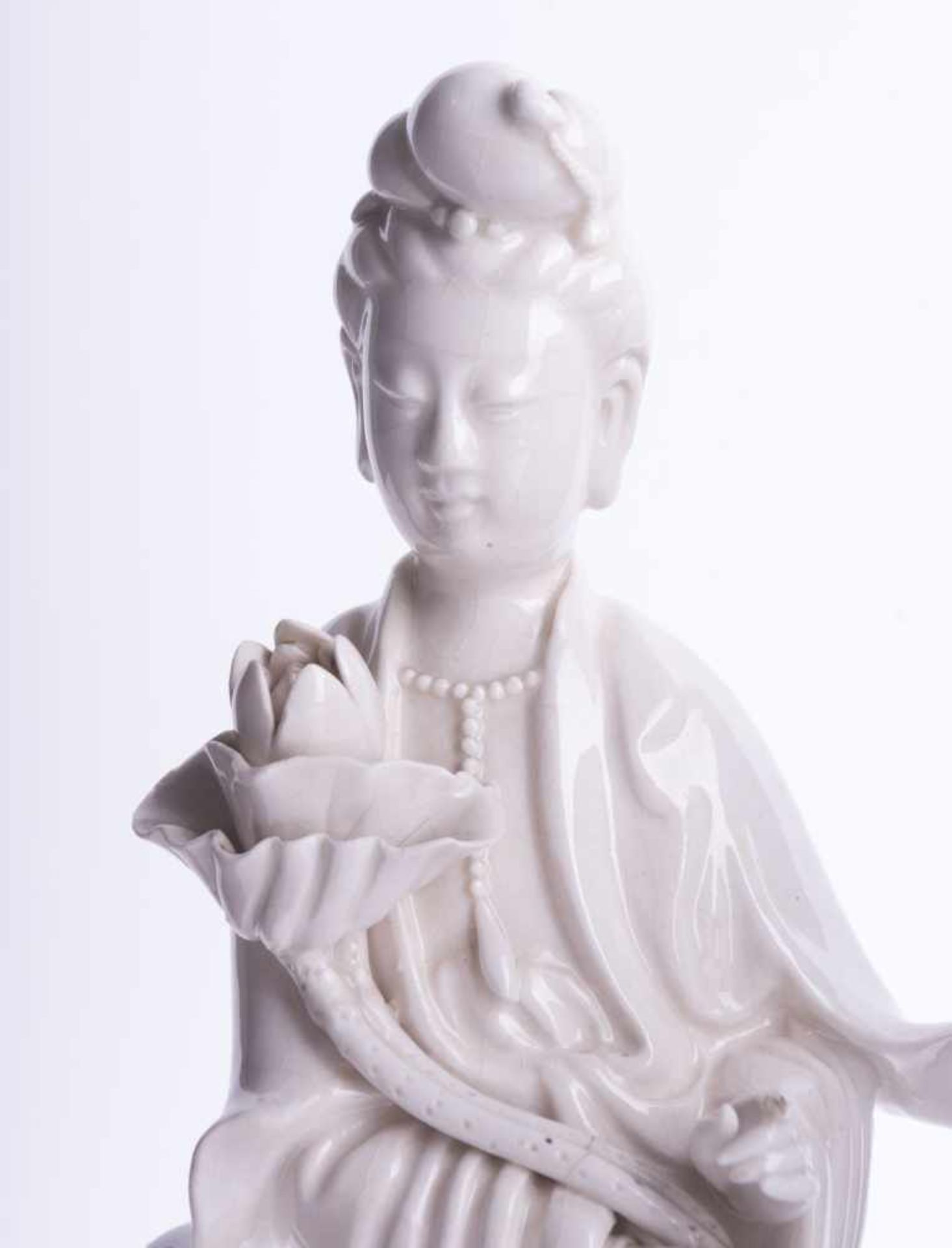 Guanyin Blance de Chine 19. Jhd. Zeigefinger bestoßen, H: 31,5 cm Guanyin Blance de Chine, 19th - Bild 3 aus 4