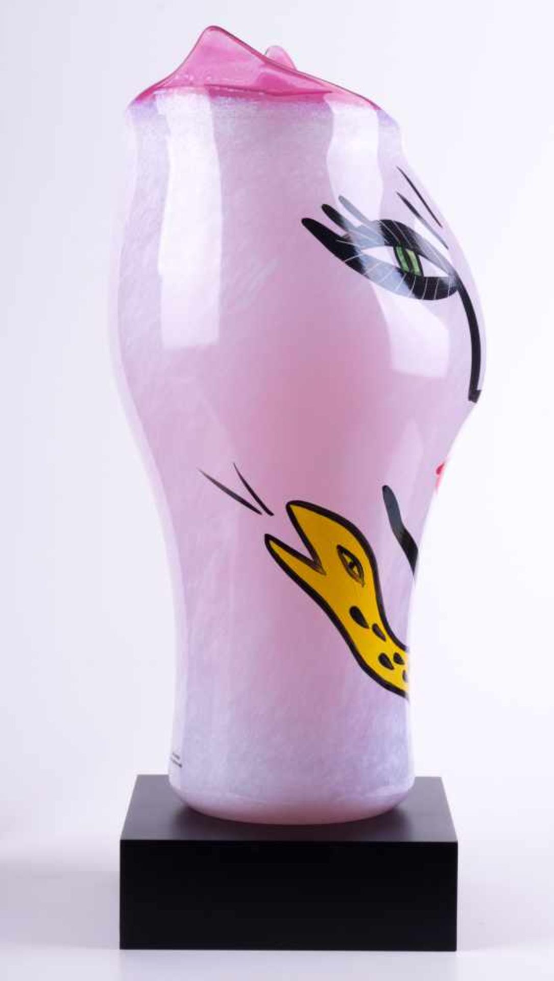 Kosta Boda OPEN MINDS Vase Ulrica Hydman-Vallien rosa, farbig staffiert, signiert, H: 36 cm, Kosta - Image 2 of 5