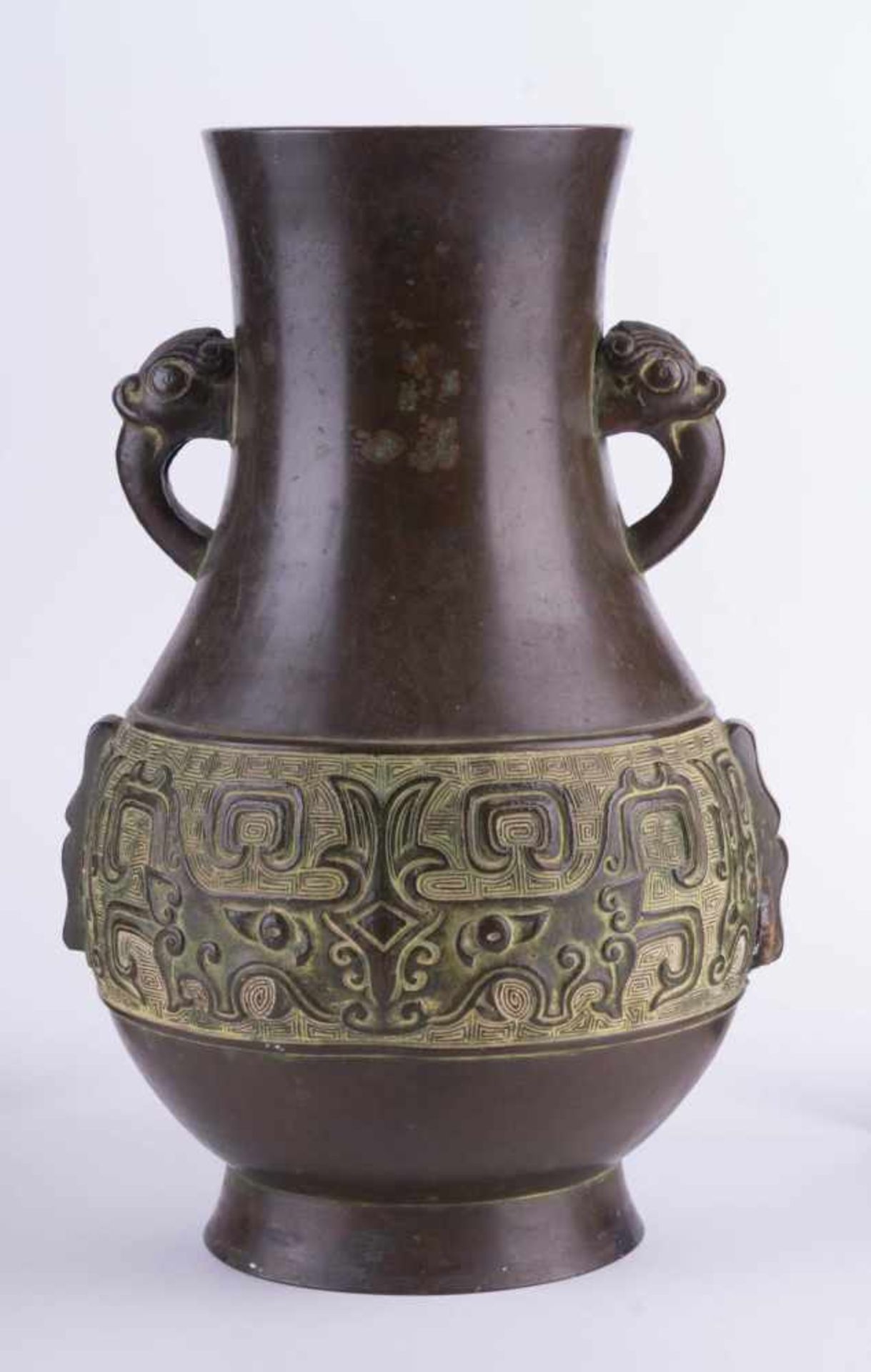 Vase China 19./20. Jhd. Bronze, umlaufend mit archaischem Dekor verziert, H: 30 cm Vase China19th/