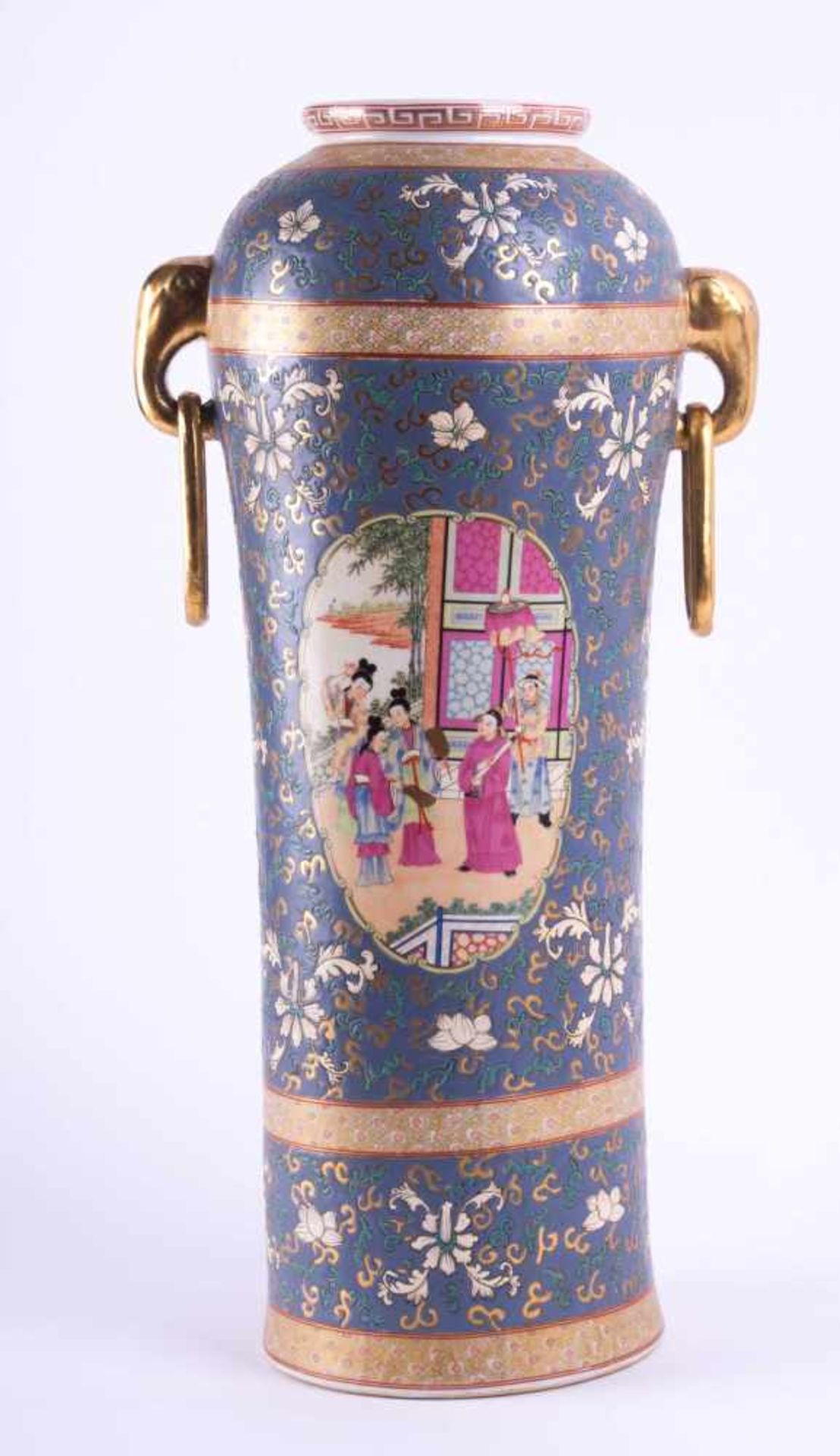 Bodenvase China um 1915 Porzellan, polychrom glasiert und goldstaffiert. Hohe, zylindrische Form,