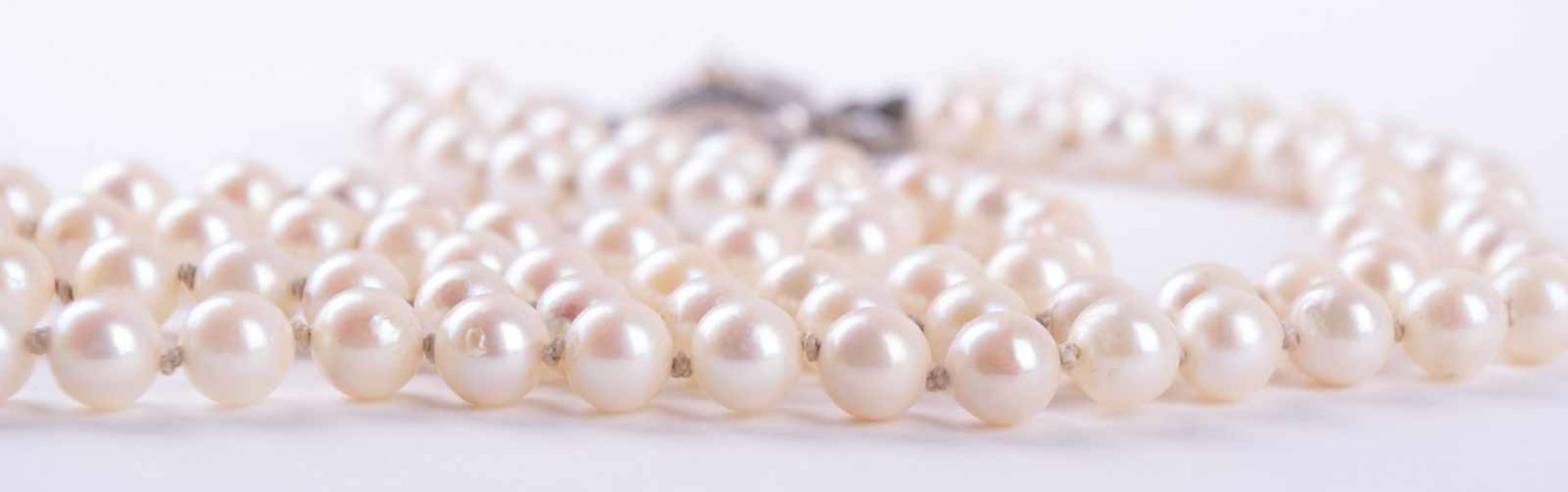 Perlenkette um 1930 Verschluss WG/GG 333/000 mit kleiner Perle besetzt, L: 47 cm Pearl necklace - Image 2 of 4