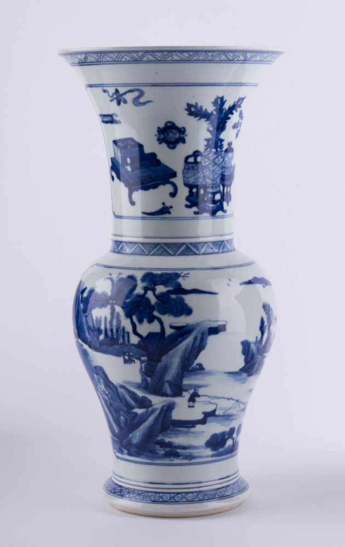 Vase China um 1900 blau weiß Malerei, unterm Stand blaue Doppelringmarke, H: 38 cm Provenienz: - Bild 2 aus 4