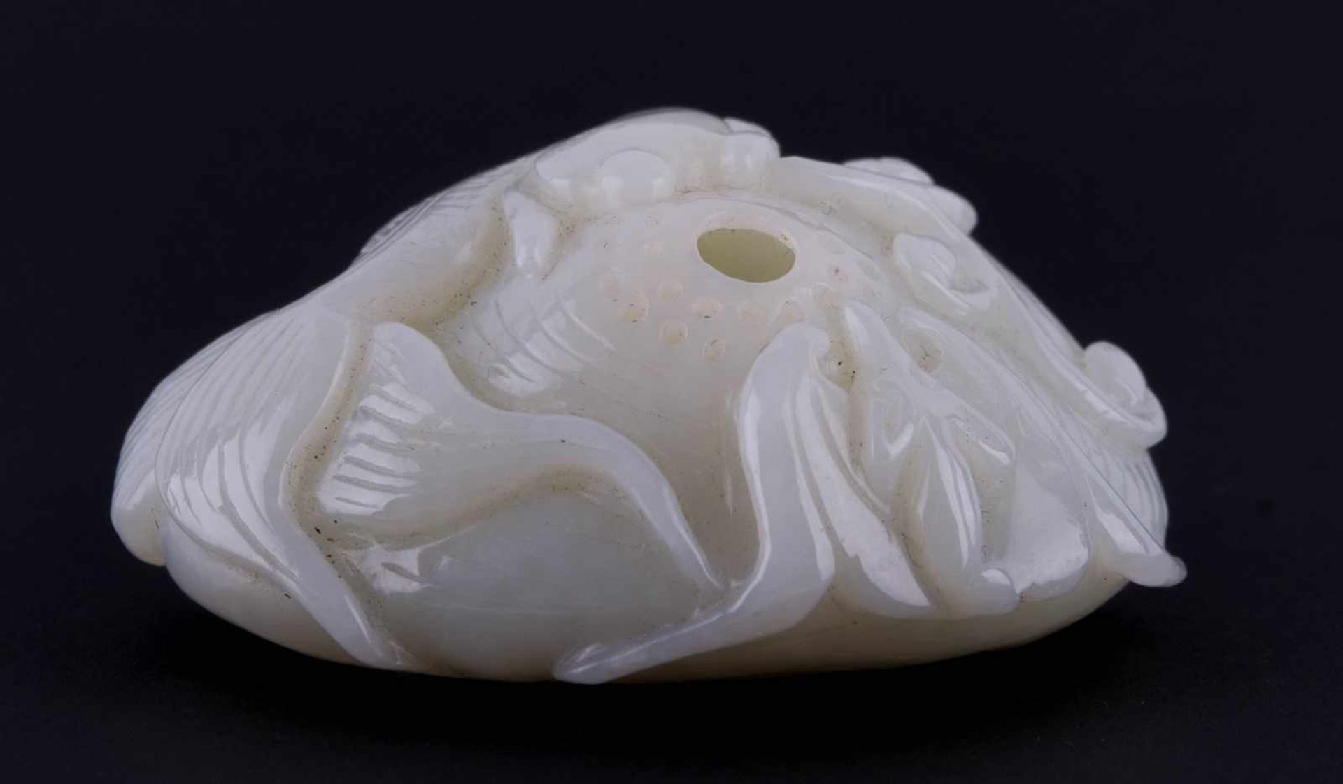 Pinselhalter China 20. Jhd. Jade, fein beschnitzt mit Fischdekor, ca. 3 cm x 4 cm x 6 cm Brush - Bild 2 aus 6