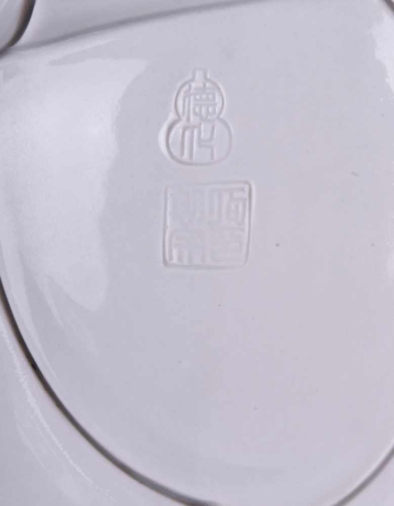 Stehender Milifo Blanc de Chine 19./20. Jhd. rückseitig gemarkt, H: 58,5 cm Standing Milifo Blanc de - Bild 4 aus 5