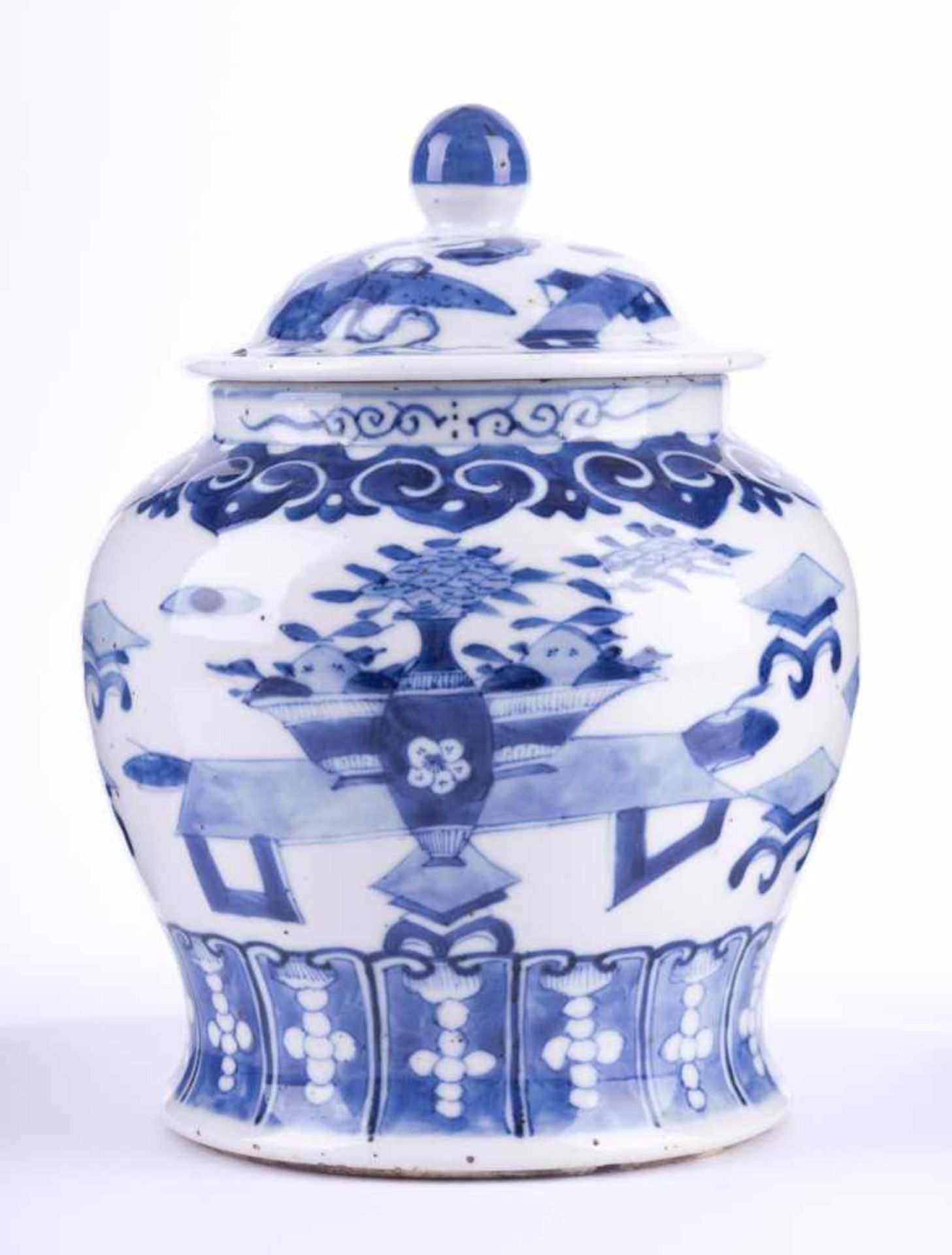 Deckelgefäß China 19. Jhd. mit blau-weiß Malerei, H: ca. 20 cm, Ø 14 cm Lidded vessel, China 19th
