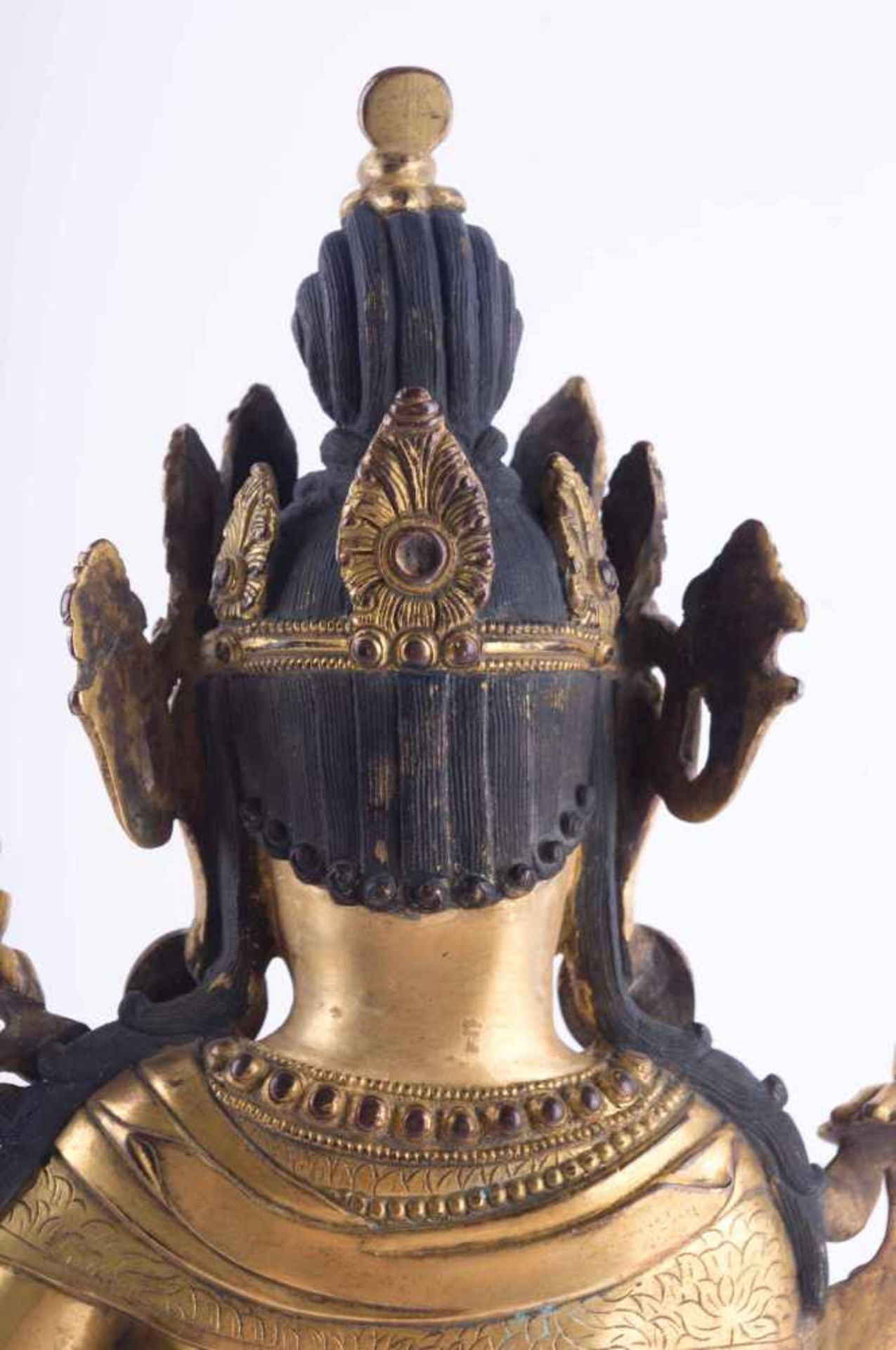Bronze der Stehenden Tara 19. Jhd. Bronze, feuervergoldet und teils farbig staffiert, unterm Stand - Bild 5 aus 6