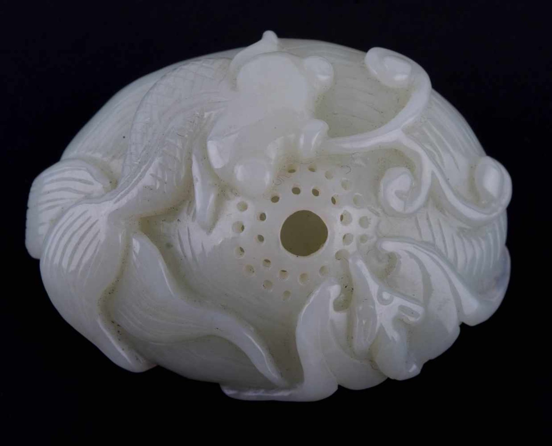 Pinselhalter China 20. Jhd. Jade, fein beschnitzt mit Fischdekor, ca. 3 cm x 4 cm x 6 cm Brush
