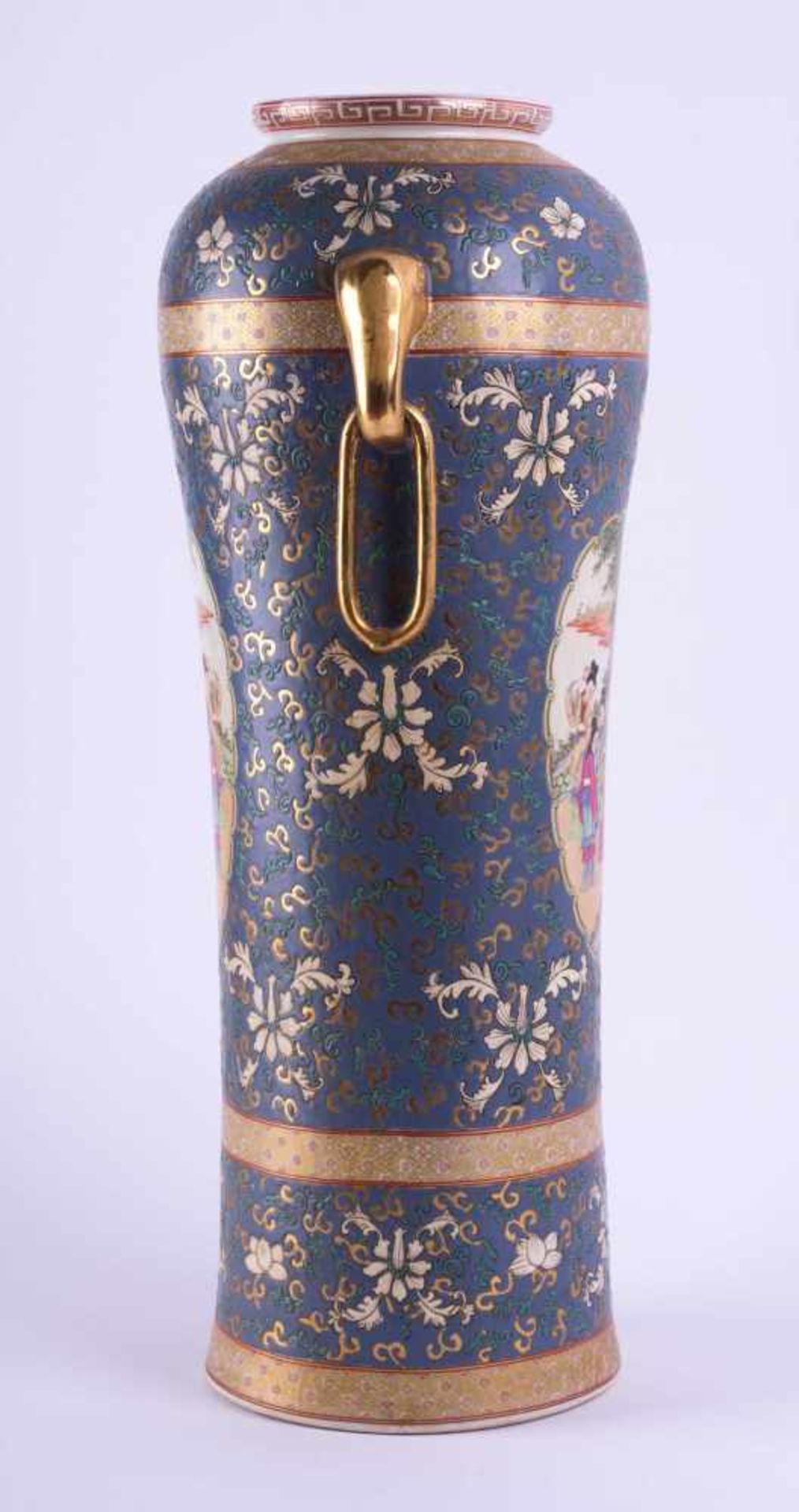 Bodenvase China um 1915 Porzellan, polychrom glasiert und goldstaffiert. Hohe, zylindrische Form, - Bild 2 aus 6