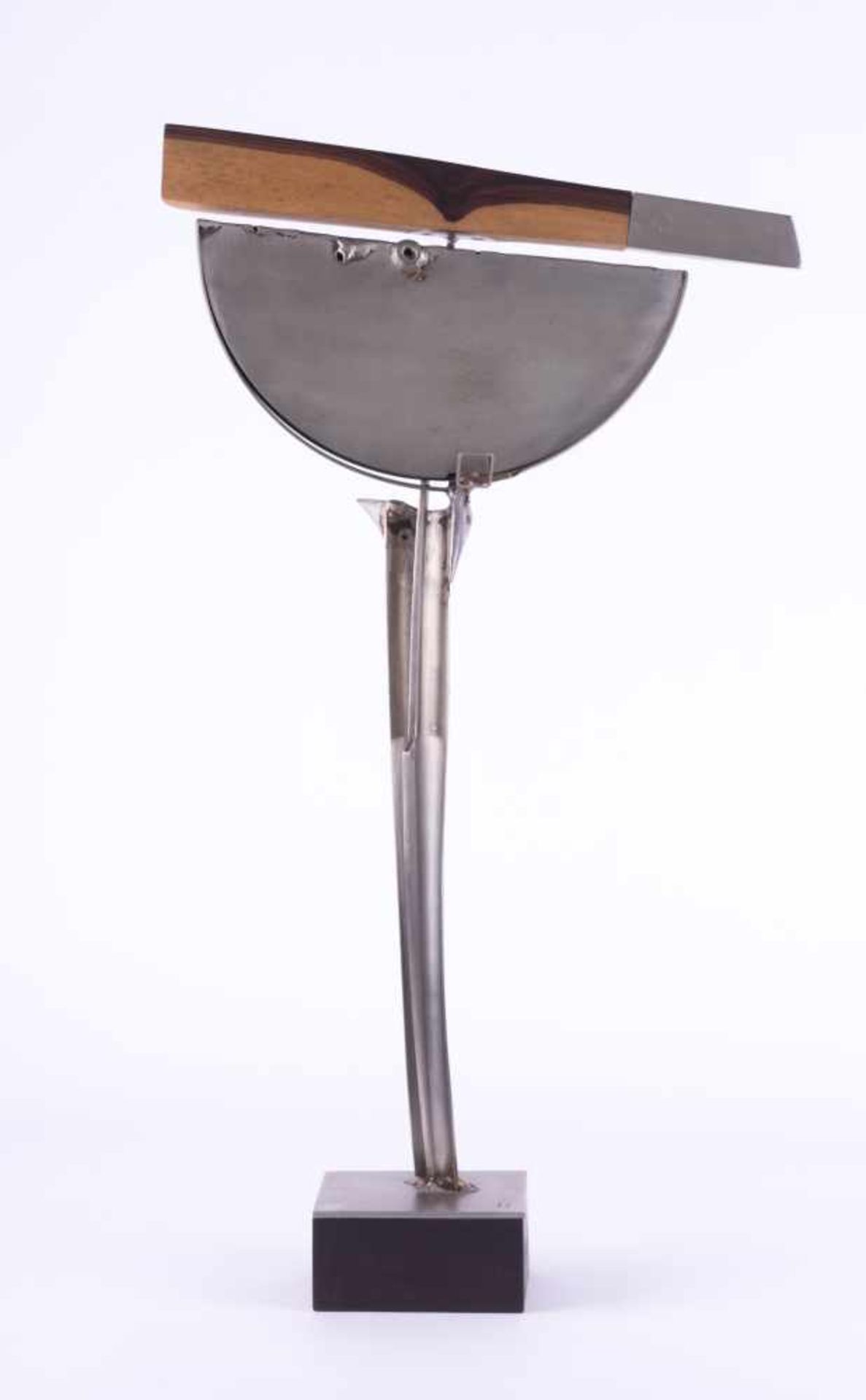 Monogrammist FE Kunstobjekt aus Edelstahl und Holz, H: 68 cm Mnogrammist FE artwork, stainless steel