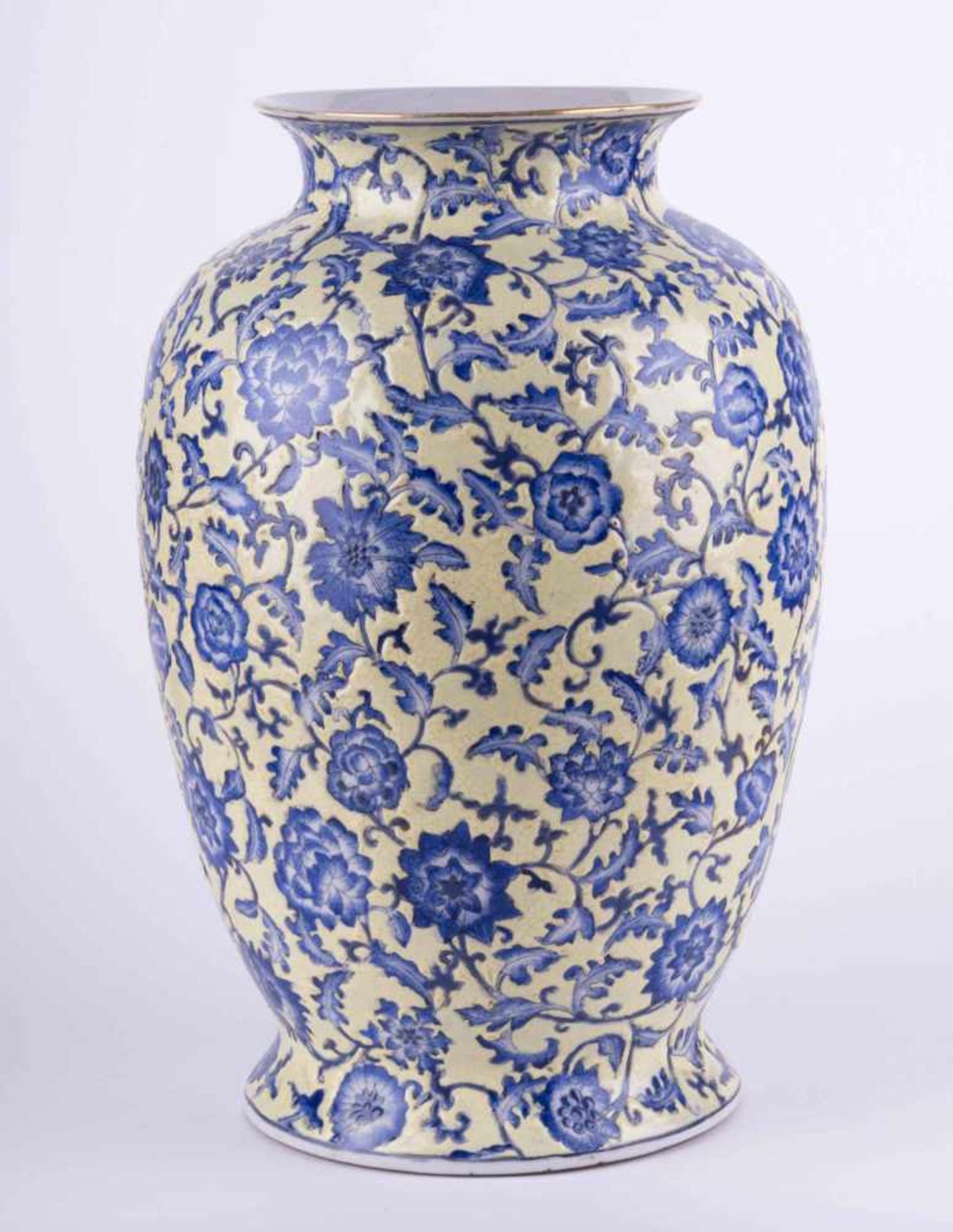 Vase China 19. Jhd. umlaufend reliefierter floraler Dekor, krakeliert, unterm Stand rote