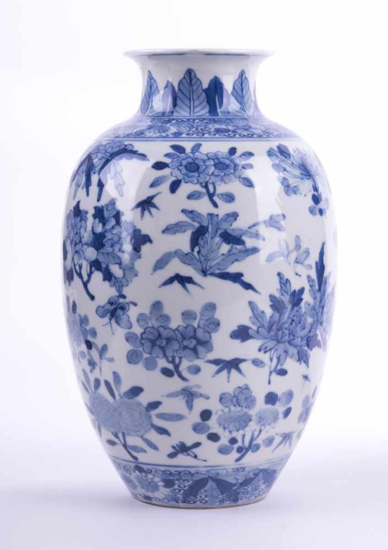 Vase China Chien-lung Periode unterglasurblau bemalt mit floralem- und Insektendekor, am Lippenrand