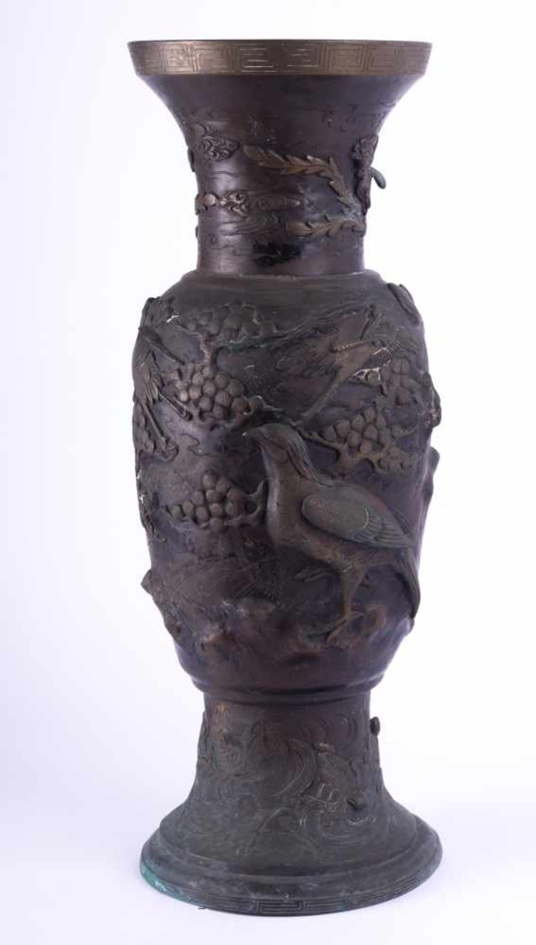 Bodenvase China 19./20. Jhd. Bronze, umlaufend reliefierter floraler, Schildkröten- und