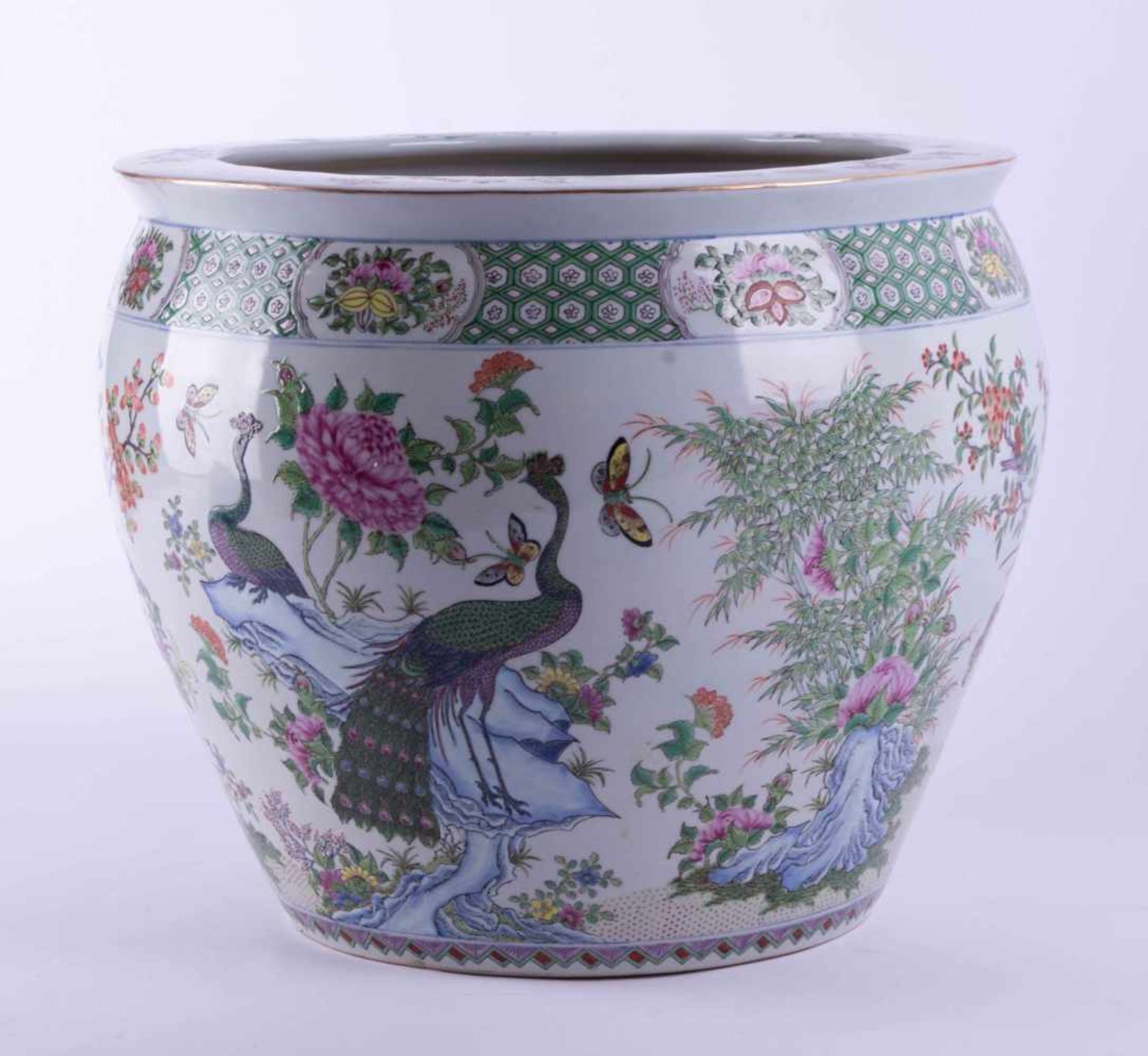 großer Fishbowl China 19. Jhd. bemalt mit floralem, Pfauen- und Schmetterlingsdekor, unterm Stand - Bild 2 aus 5