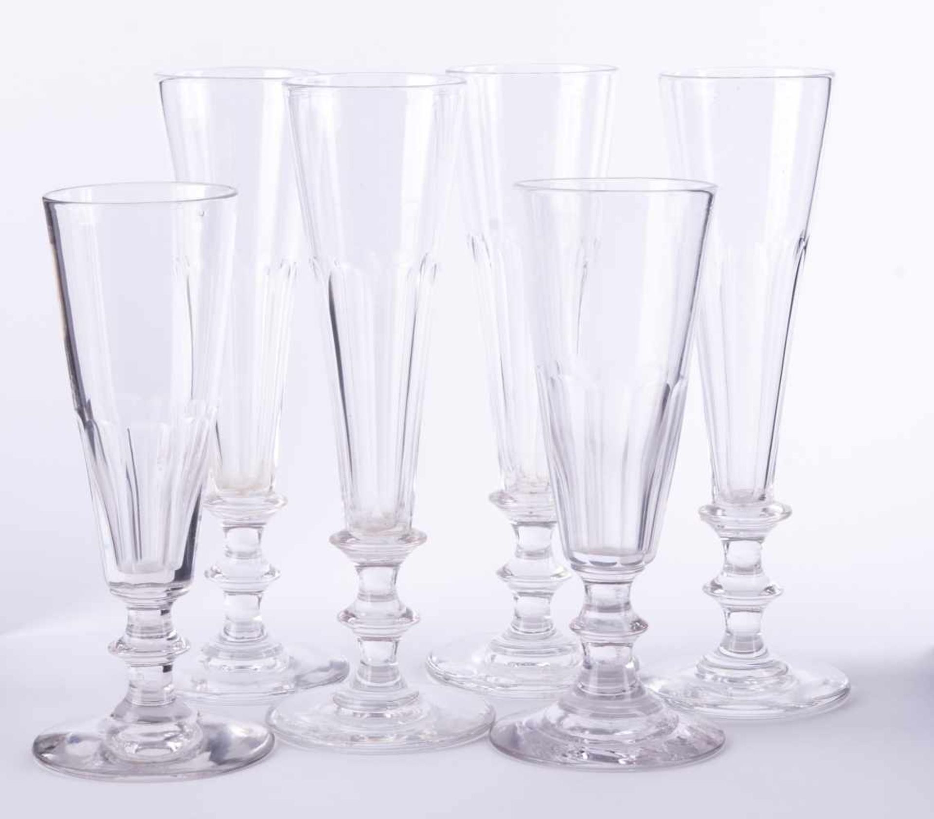 6 Sektflöten Glas, H: 4 x 19,2 cm, 2 x 16,5 cm 6 champagne glasses Glass, height: 4 x 19,2 cm, 2 x