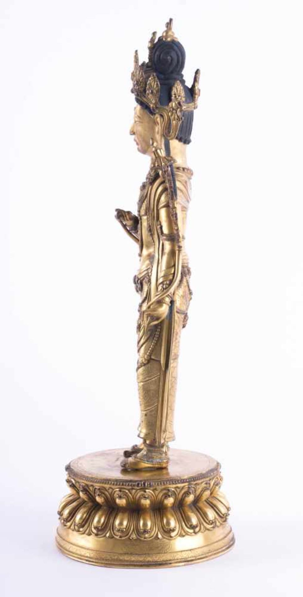 Bronze der Stehenden Tara 19. Jhd. Bronze, feuervergoldet und teils farbig staffiert, unterm Stand - Bild 2 aus 6