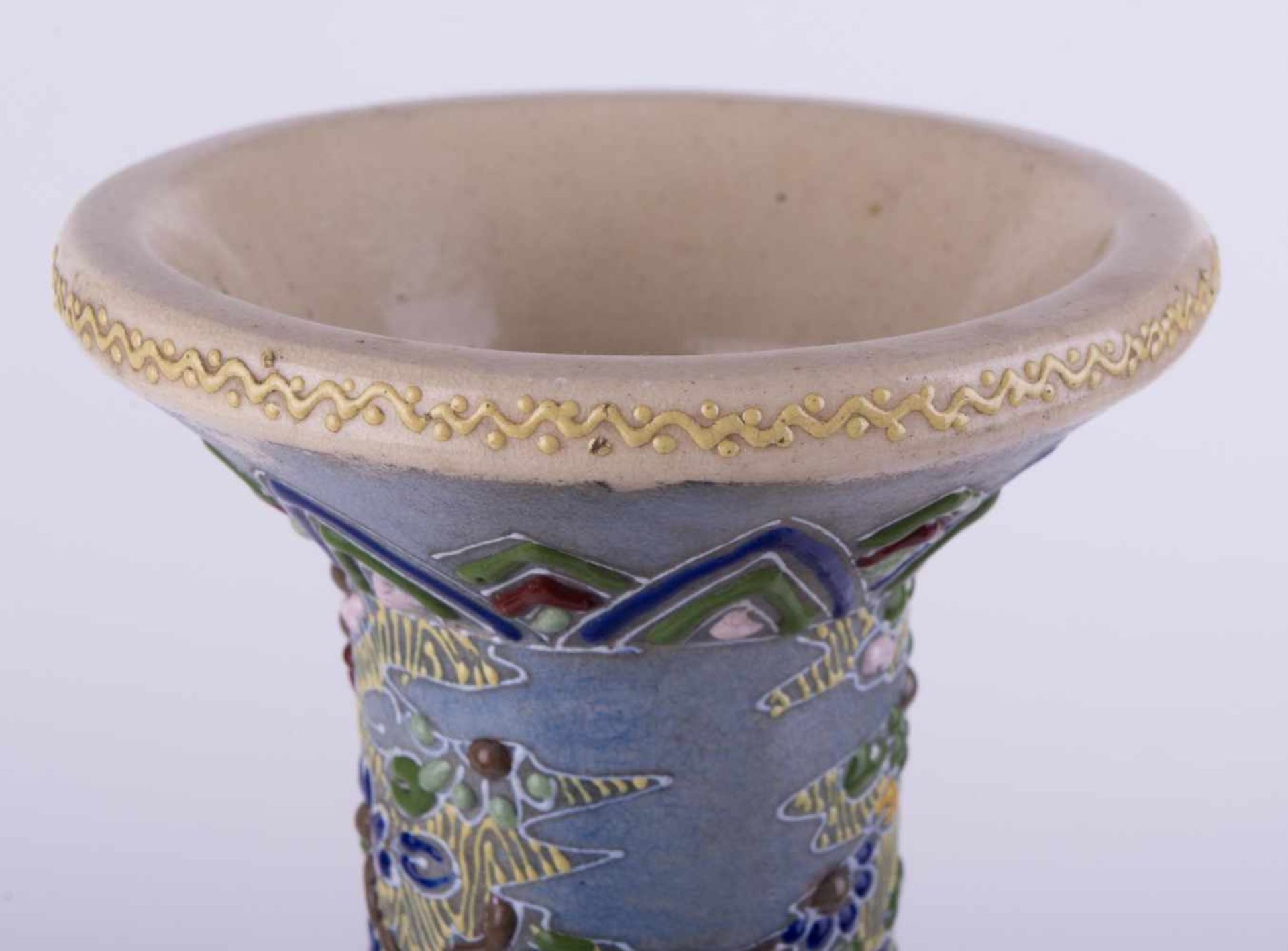 Vase Japan umlaufend mit reliefiertem Dekor, unterm Stand gemarkt, mit seitlichen Handhaben, H: 38 - Bild 3 aus 5