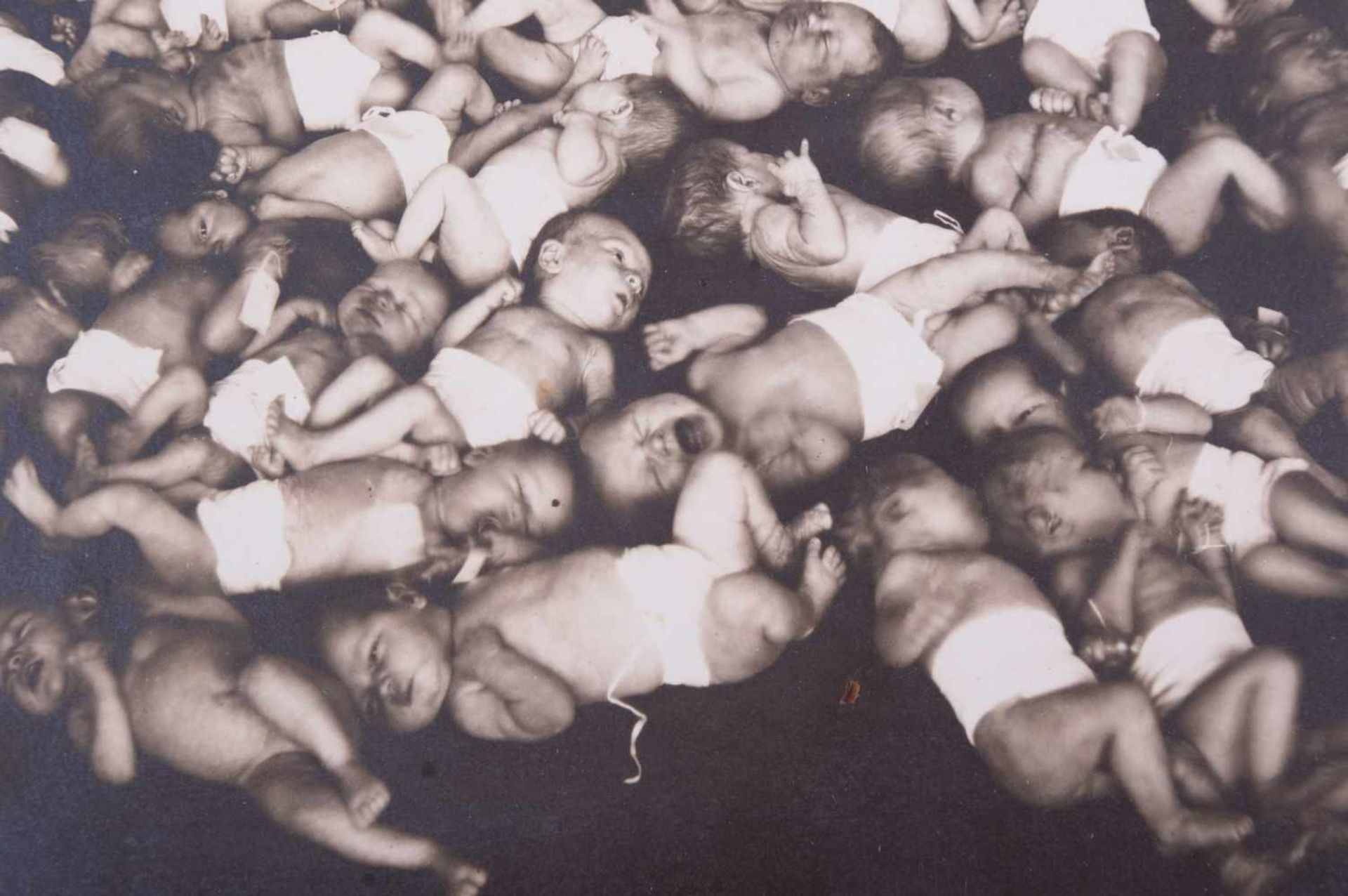 Silbergelantine Abzug um 1900 Babies, 15,1 cm x 20,7 cm, Gelatin silver print about 1900 Babies, - Bild 2 aus 3