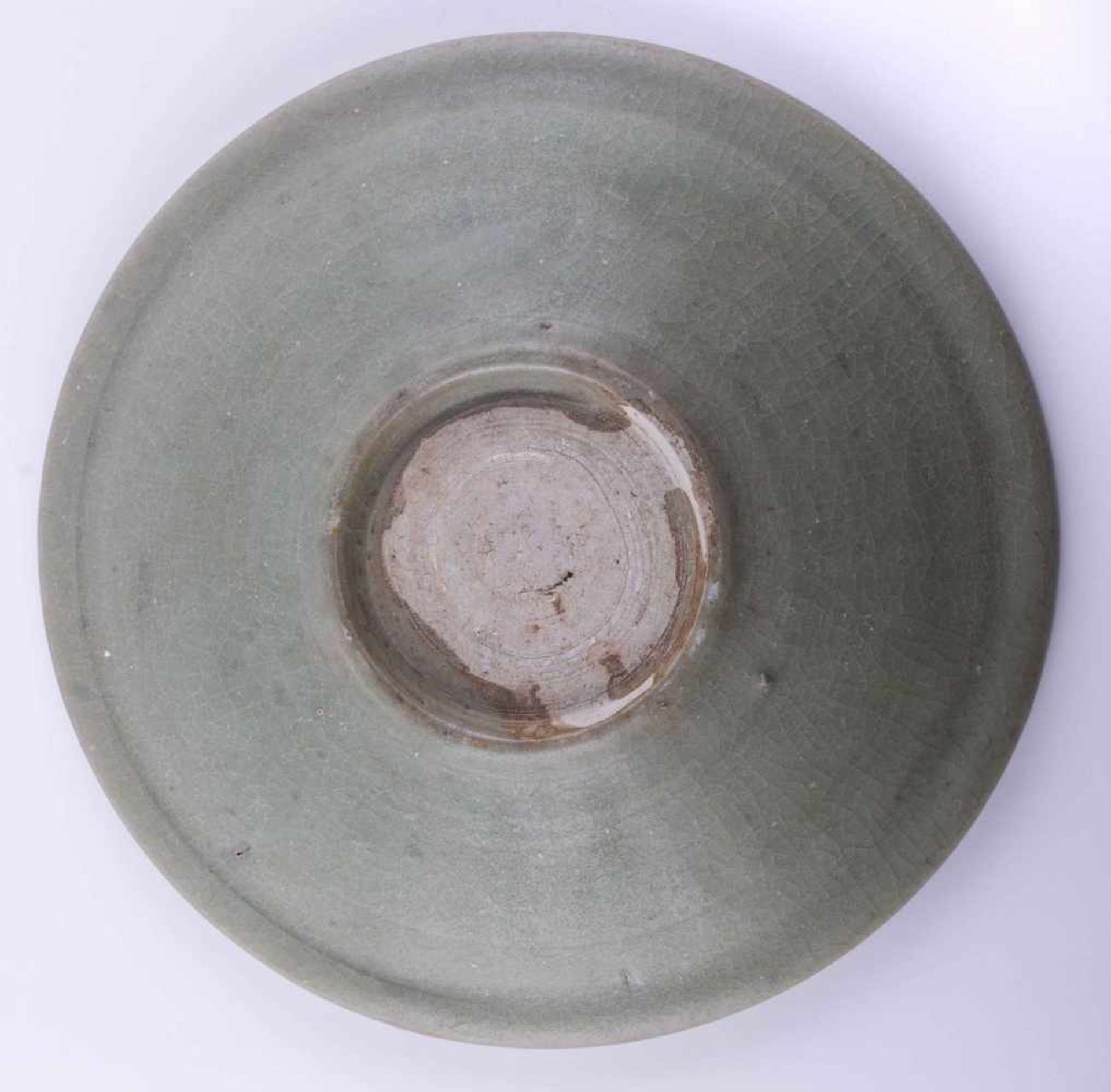 Seladonschale China 15. Jhd. H: 5,4 cm, Ø 26 cm, Provenienz: Deutsche Privatsammlung. Celadon glazed - Bild 3 aus 3
