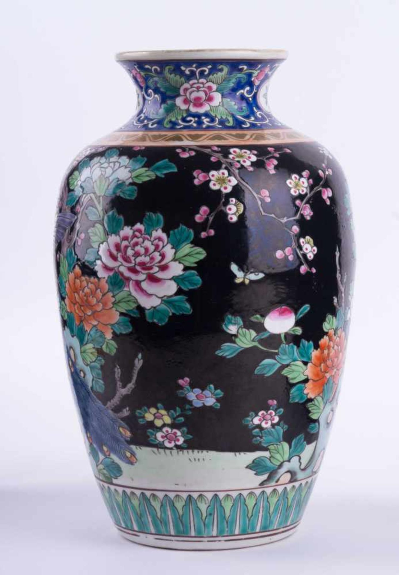 Vase China Famille Verte 19. Jhd. Emaille-Malerei mit Pfauen- und floralem Dekor, unterm Stand - Bild 2 aus 4